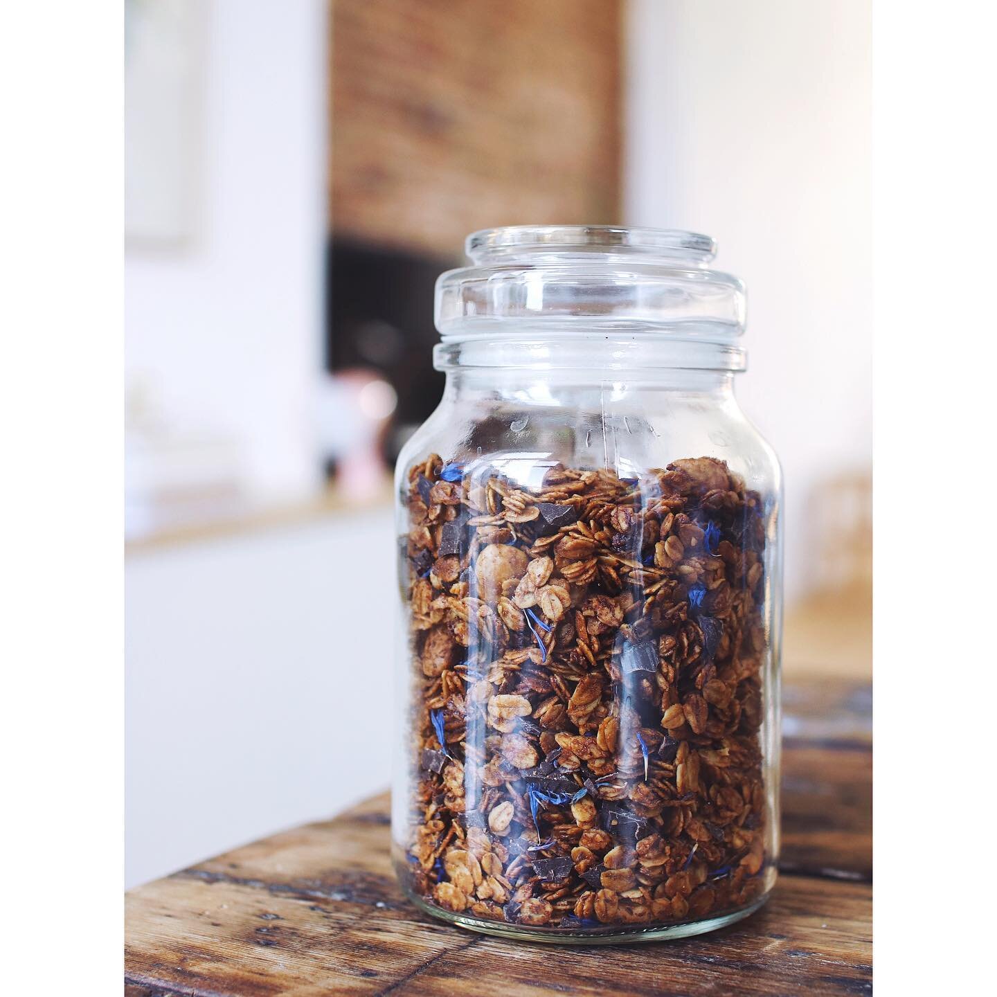 Ce matin sur la table de mon buffet pour @topsecretcommunication il y avait mon granola au sirop d&rsquo;érable avec des vraies pépites de chocolat noir coupées au couteau et des pétales de bleuet séchées 🐿