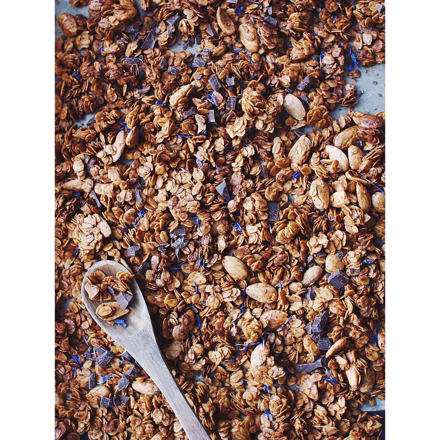 Mon granola &eacute;rable, amandes et p&eacute;tales de bleuet 💙
La recette est en ligne sur mon site - lien dans ma bio 🐿