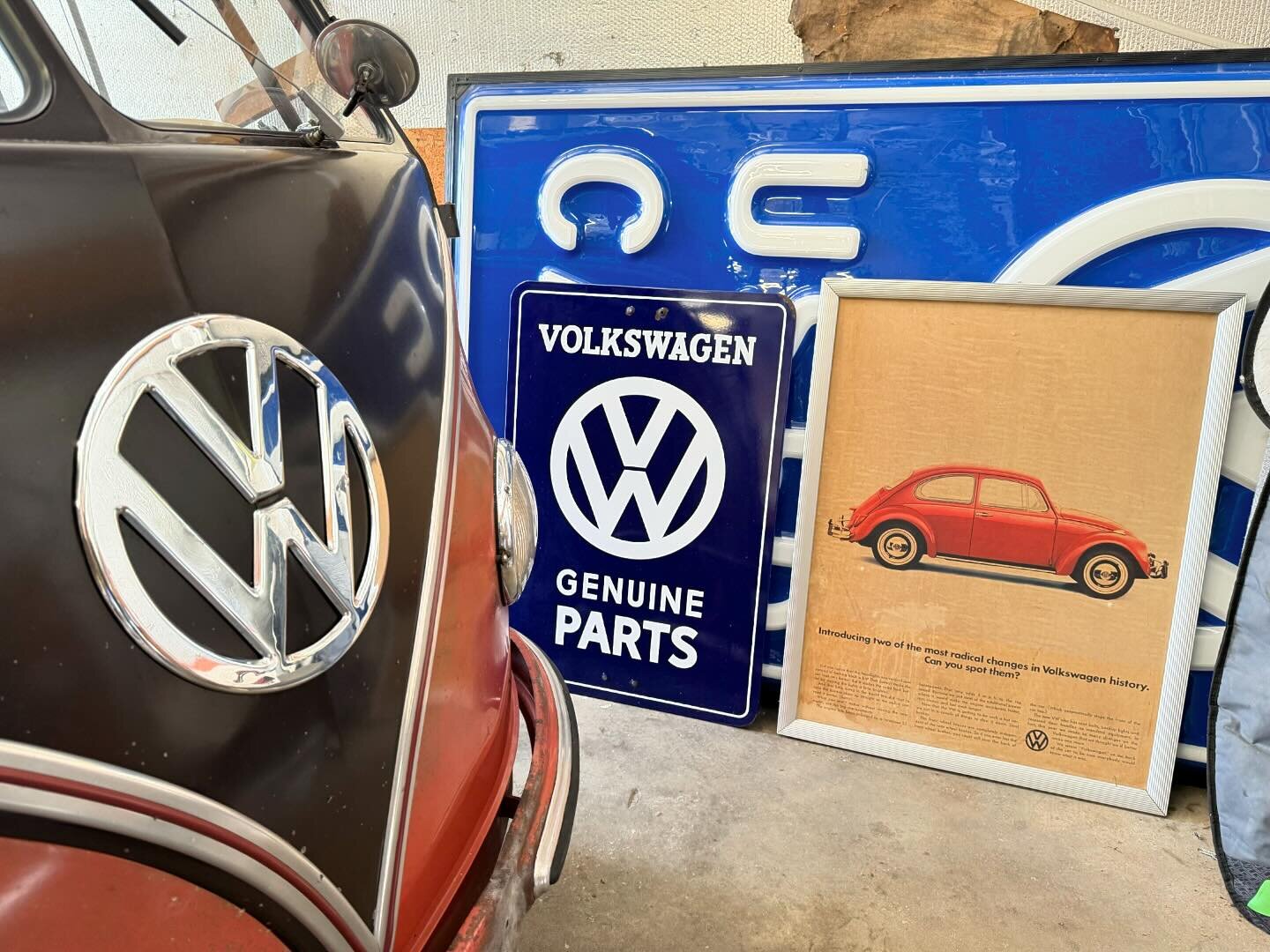 Some of my antiques patiently waiting for the big move
&bull;
&bull;
&bull;
#VW #Volkswagen #Bus #Splitbus #barndoor #barndoordeluxe #porcelain #dealerposter #signage #antiques #mantiques #automobilia #aircooled