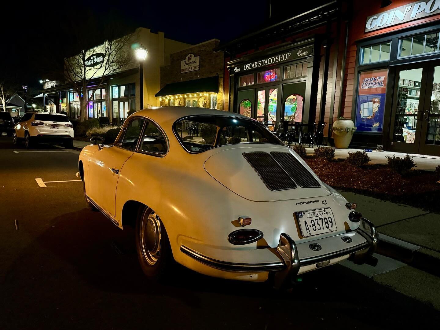 Came to West Haven @coaltownpublichouse to see our good friend @kennypcleveland put on a show and hang with his family. Good times.
&bull;
&bull;
&bull;
#Localmusic #westhaven #coaltownpublichouse #porsche #356 #356c #aircooled #flatfour #classic