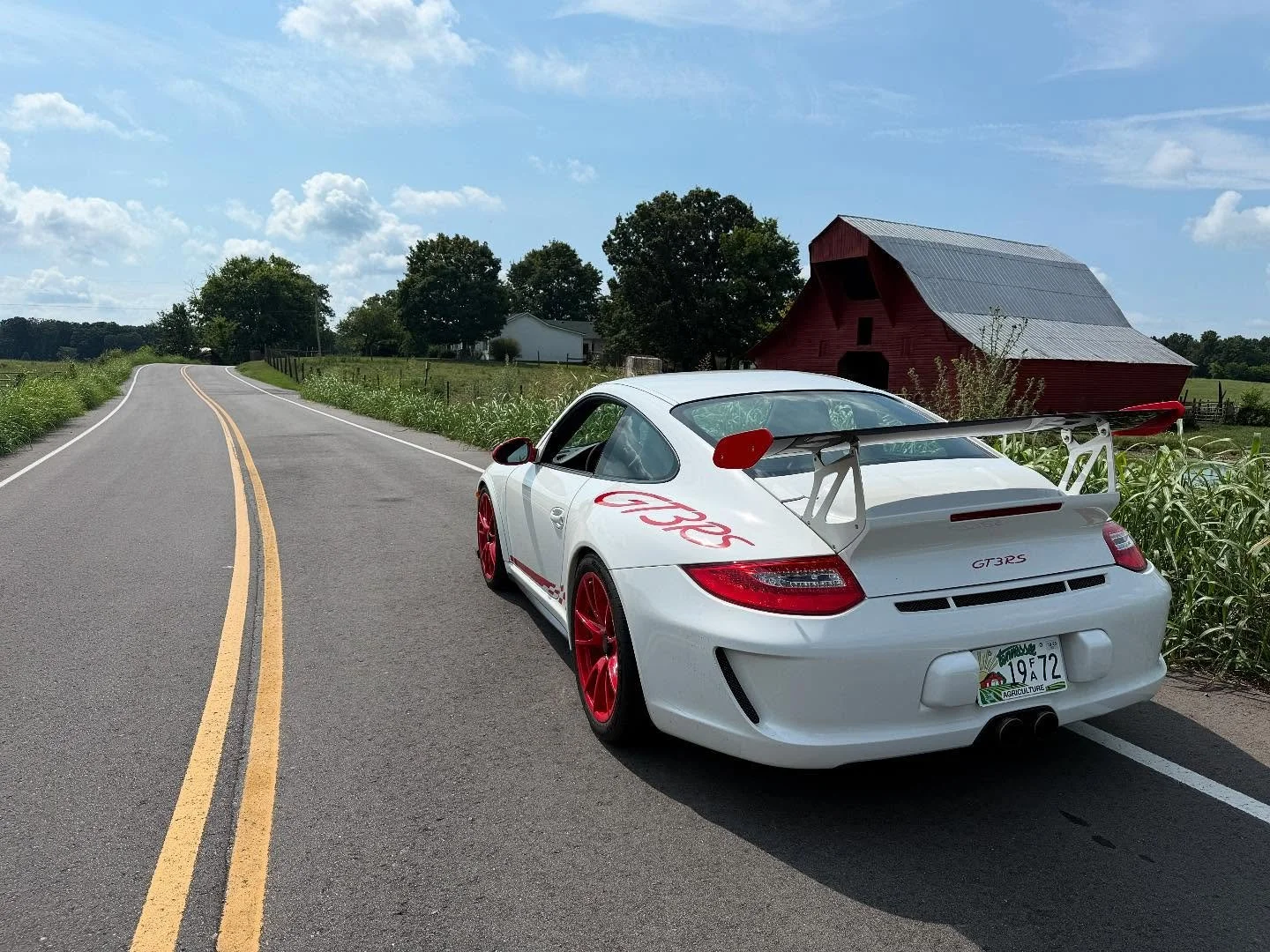 When the plate matches the view&hellip;.Barn Hill Road has quickly become my favorite photo spot. Doesn&rsquo;t hurt that it&rsquo;s on the way to the shop 😁
&bull;
&bull;
&bull;
#Porsche #911 #997 #GT3 #GT3RS #Mezger #Barnhill #redbarn #temnessee #