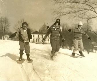 Old-photography-depicting-snowshow.jpg