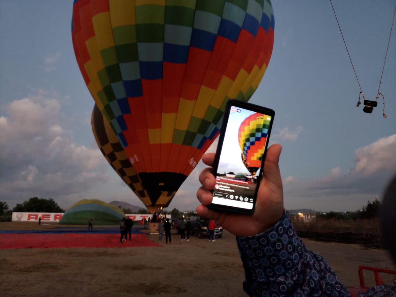 Foto tomada amaneciendo cuando aún estaba medio oscuro en Teotihuacán, México justo antes de nuestro paseo en Globo Aeroestático