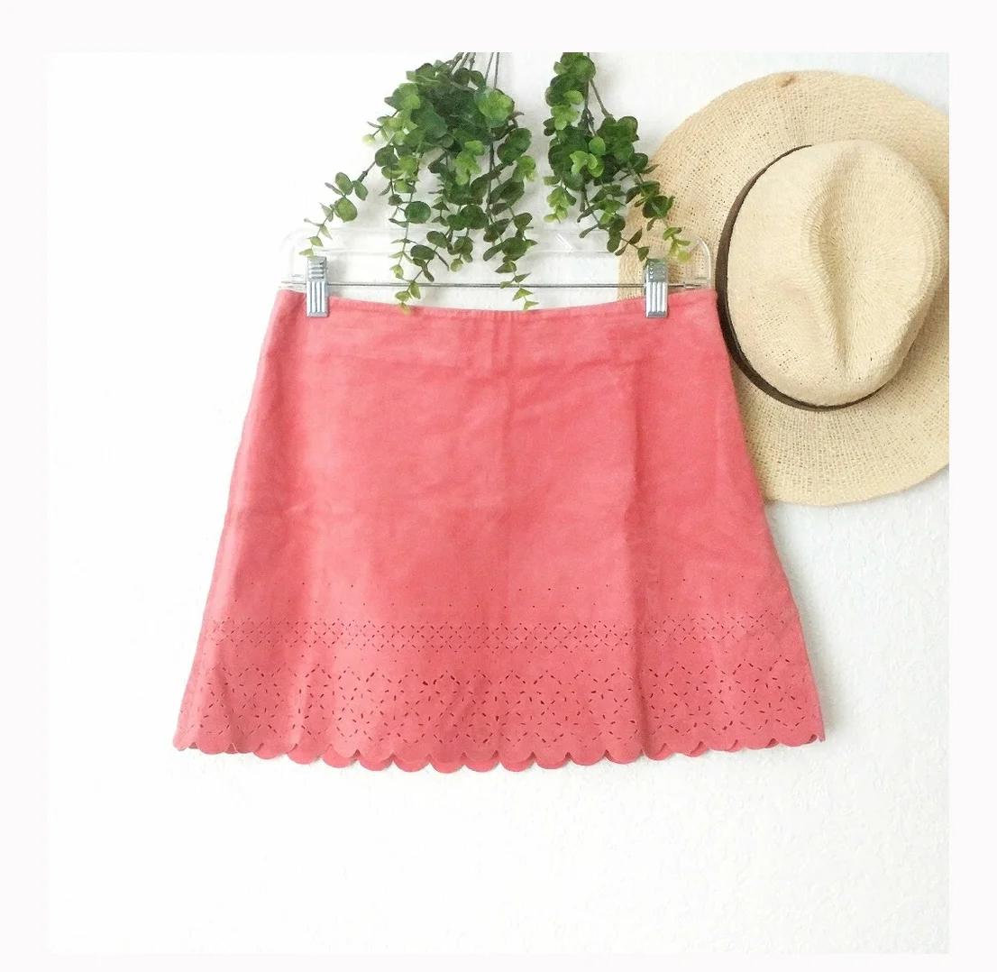 I found this skirt on the Poshmark app from @thriftyfox. If you’re new to the app, use my code STEVE383 for $5 off your first purchase. 