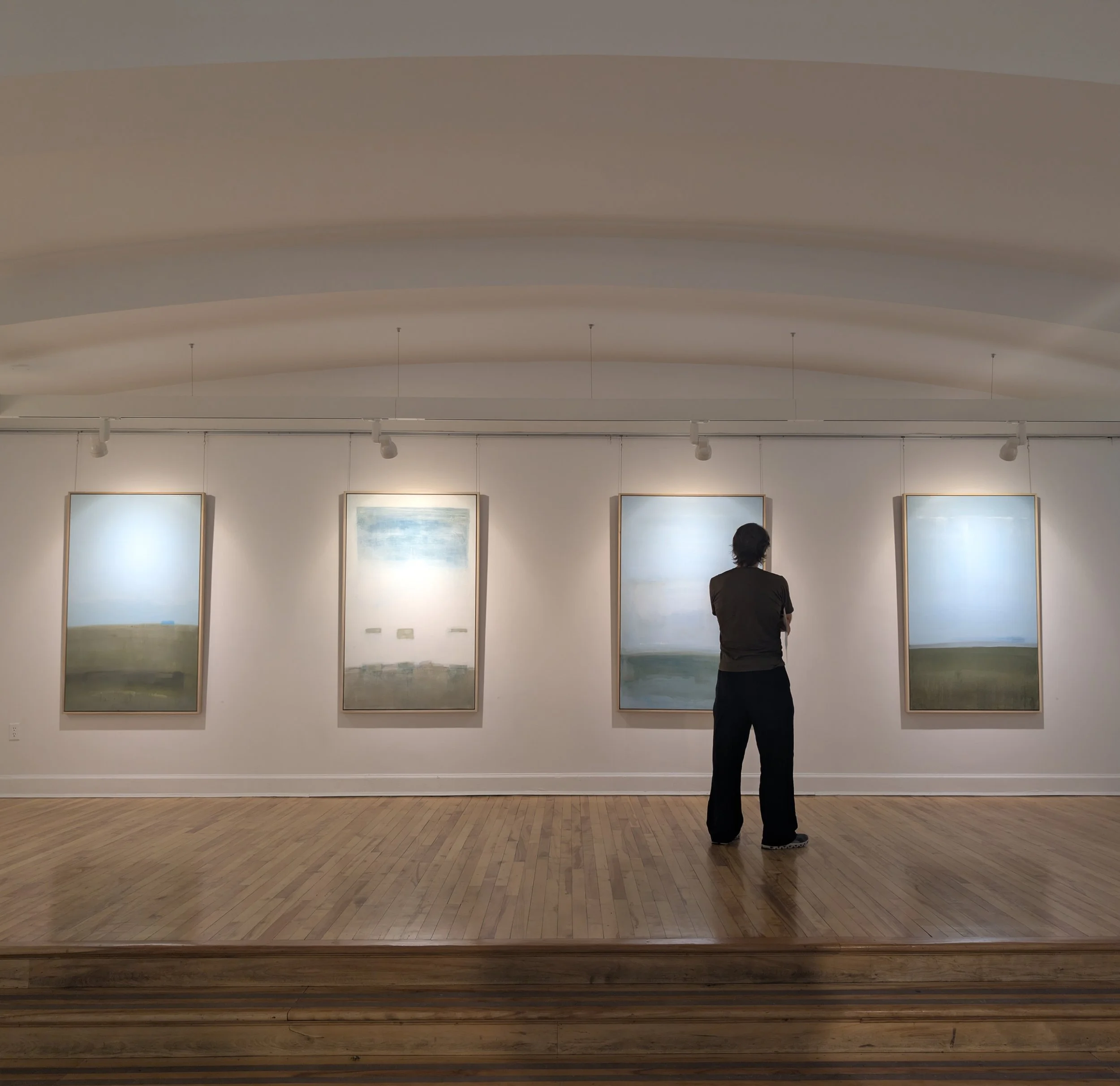 René devant tableau Granby2.jpg