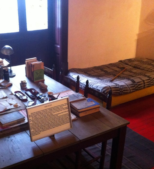 Trotskis Eispickel Arbeitszimmer.png