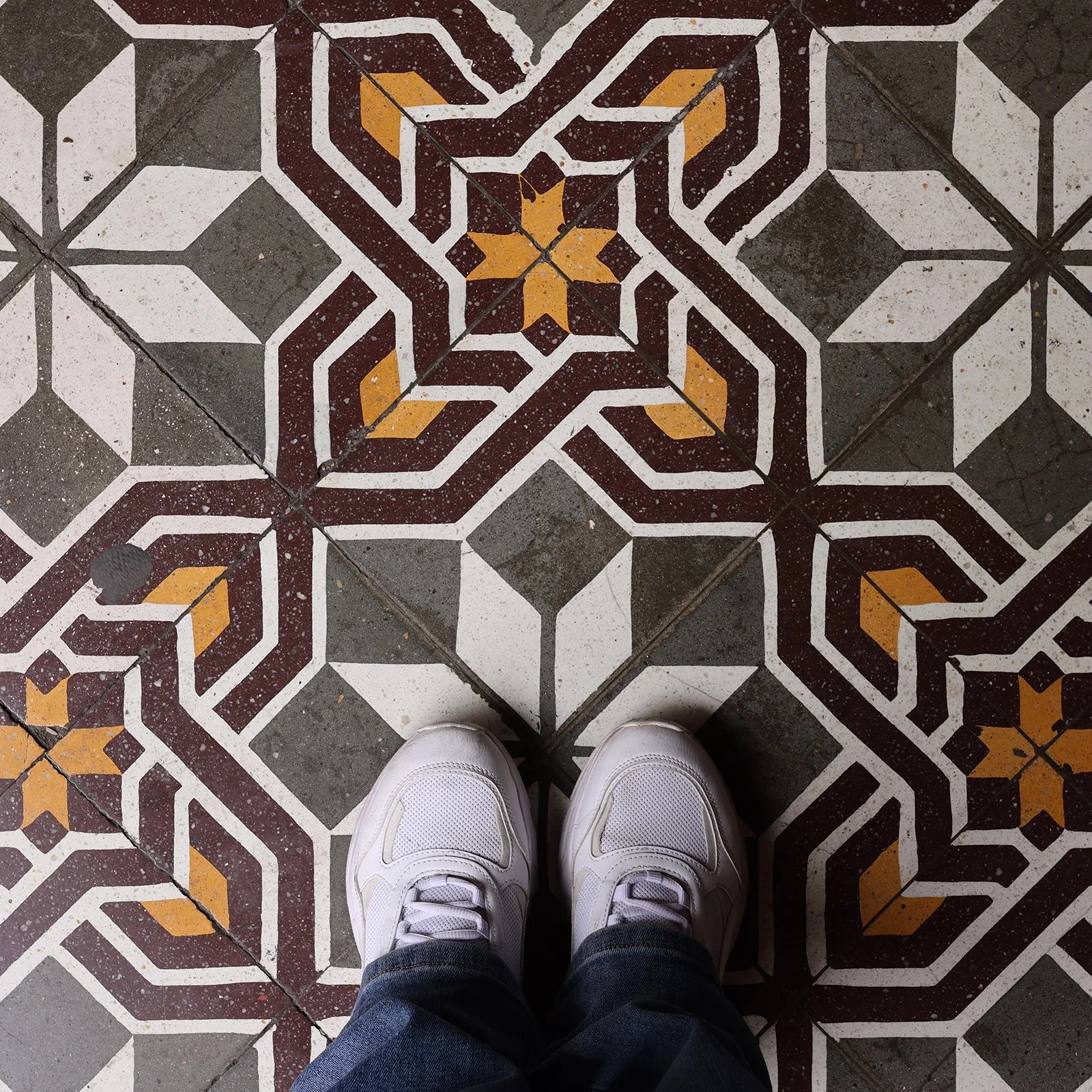 Fina mönstrade golvplattor i entrén till Iglesia y Convento de la Merced, Lima, Peru