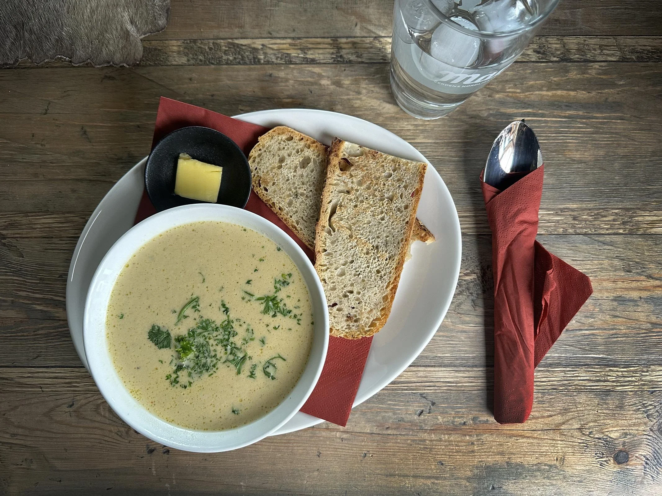 Soppa och bröd på Restaurant Kroa i Longyearbyen, Svalbard