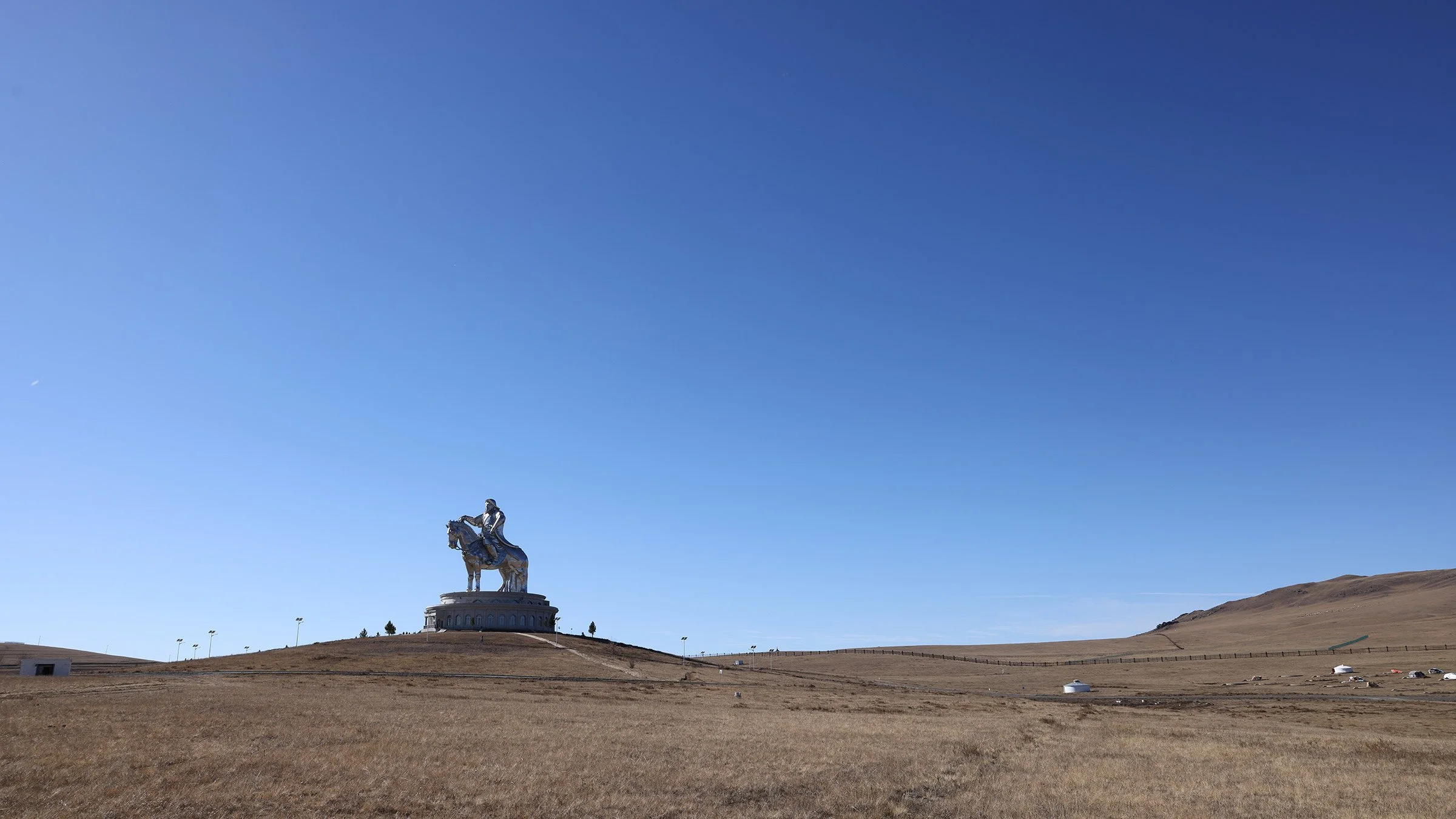 Chinggis Khaan-statyn på slätten vid Tsonjin Boldog, några mil öster om Ulaanbaatar, Mongoliet