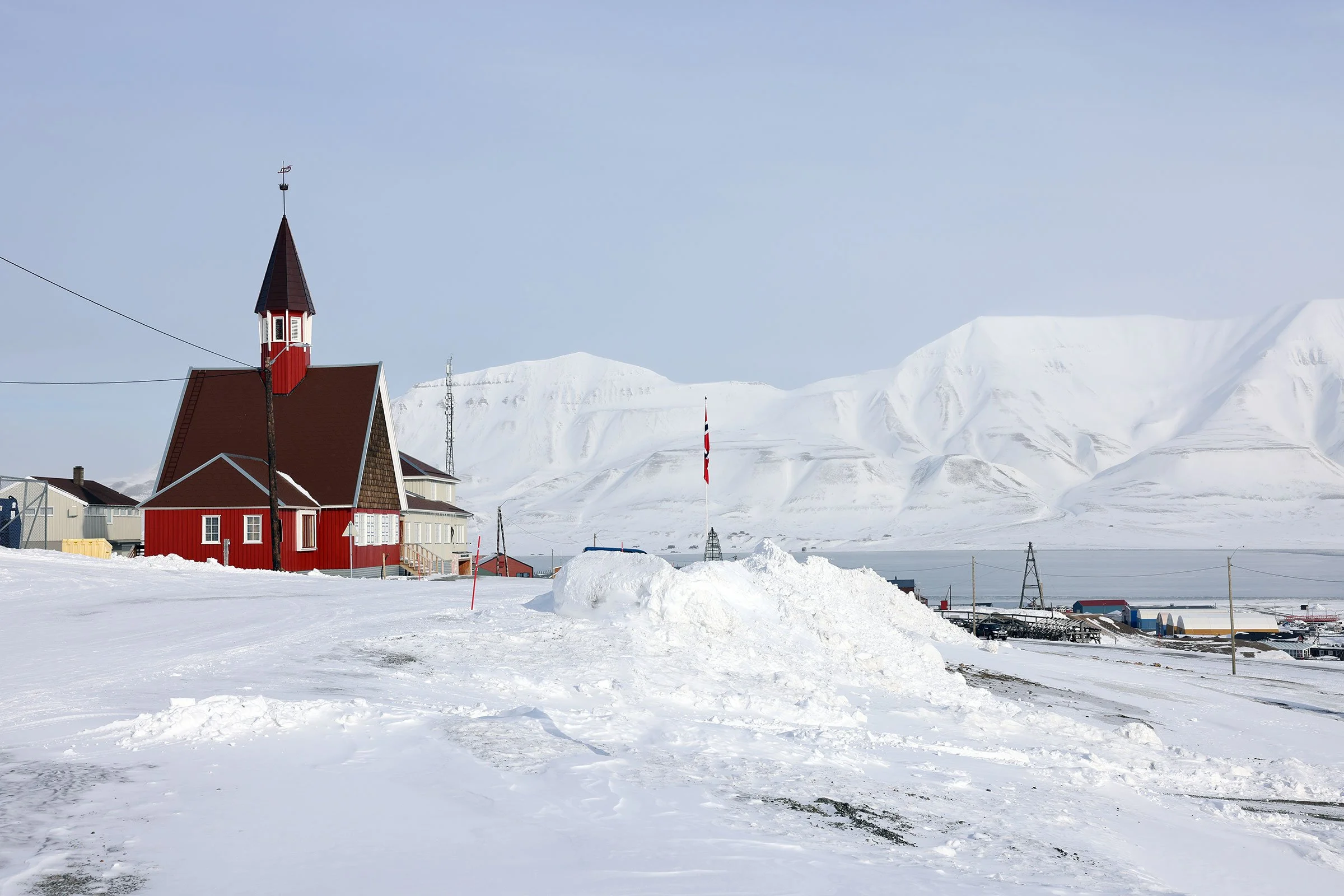Svalbards kyrka i Longyearbyen, röd mot den vita snön