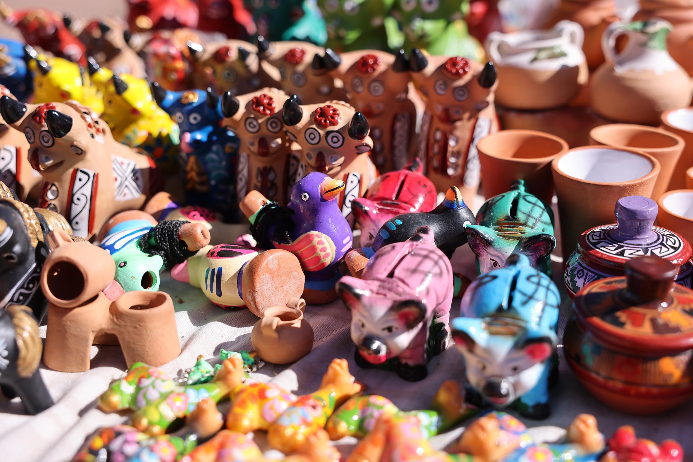 Souvenirer i form av små färgglada figurer i lera i Pucará, Peru