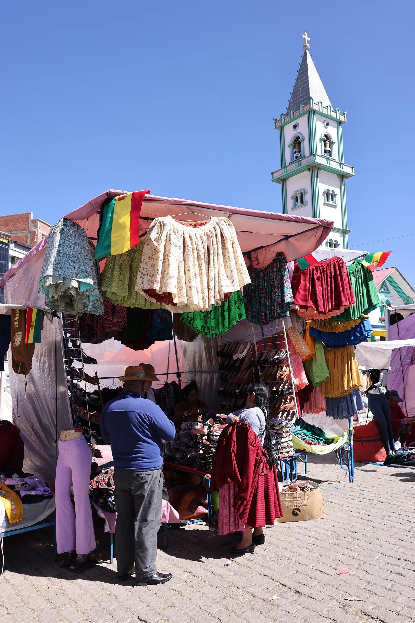 Kjolförsäljning på söndagsmarknaden i El Alto, La Paz, Bolivia