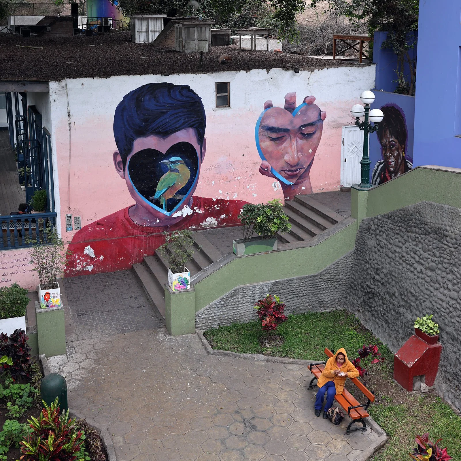 Streetart i form av en man, hjärtan och en fågel i Barranco, Lima, Peru
