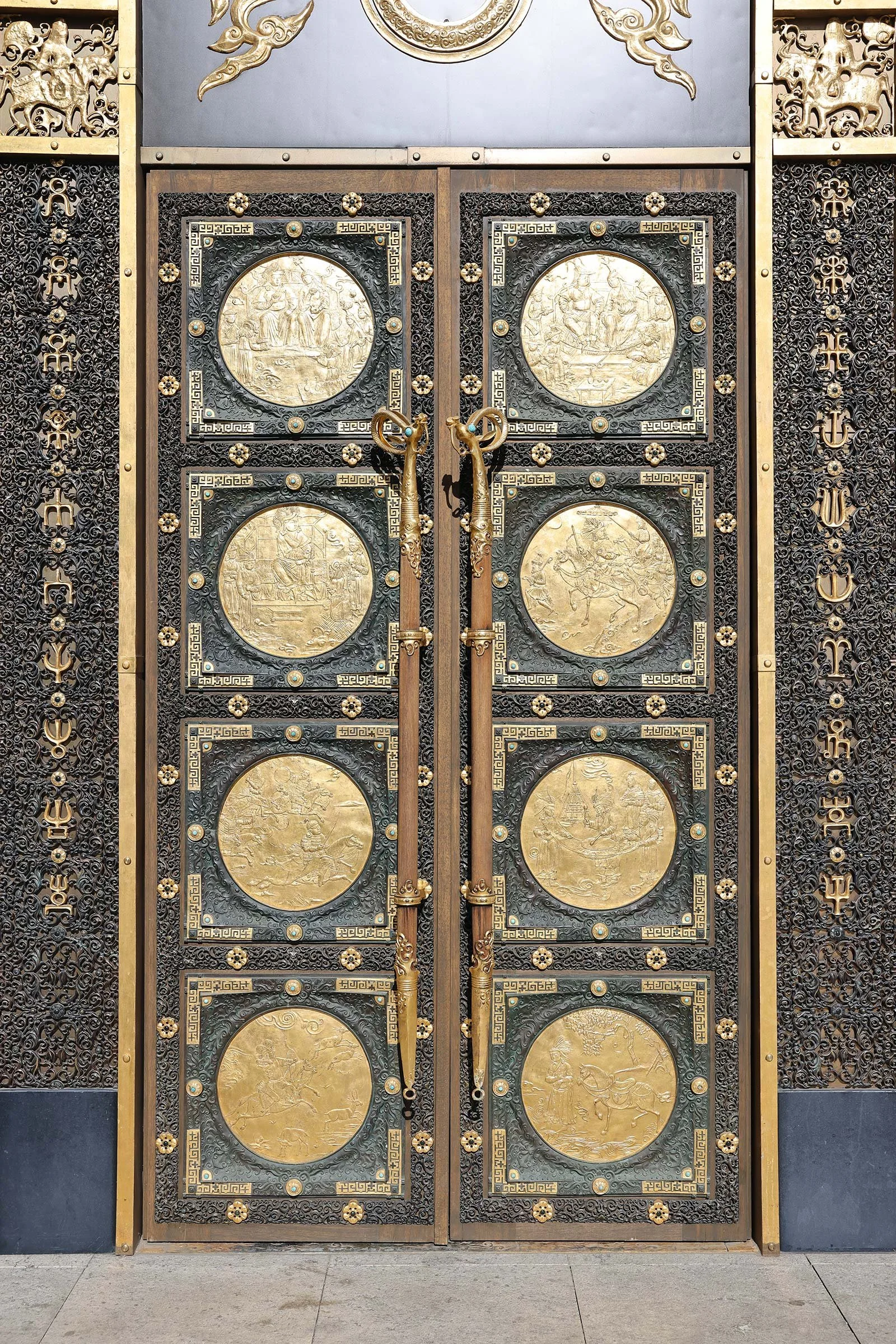 Rikt utsmyckad dörr till Chinggis Khaan National Museum of Mongolia i Ulaanbaatar, Mongoliet