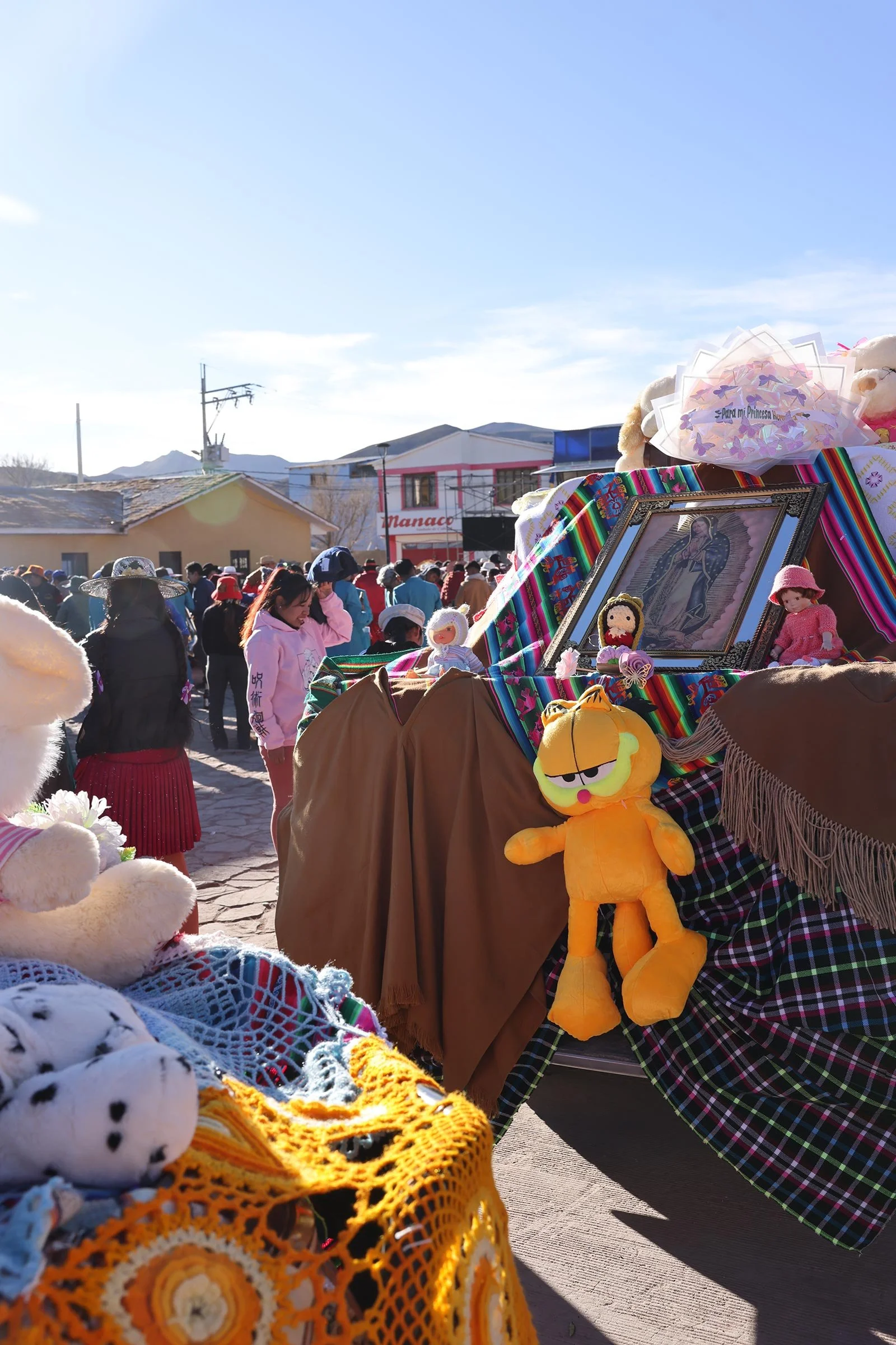 Bilar pyntade med filtar, gosedjur, dockor och madonnor i San Cristóbal Village, Bolivia