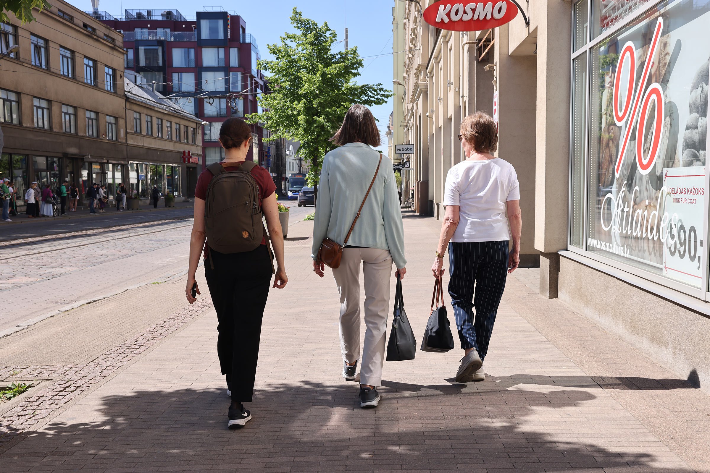 På promenad en solig dag i Riga, Lettland