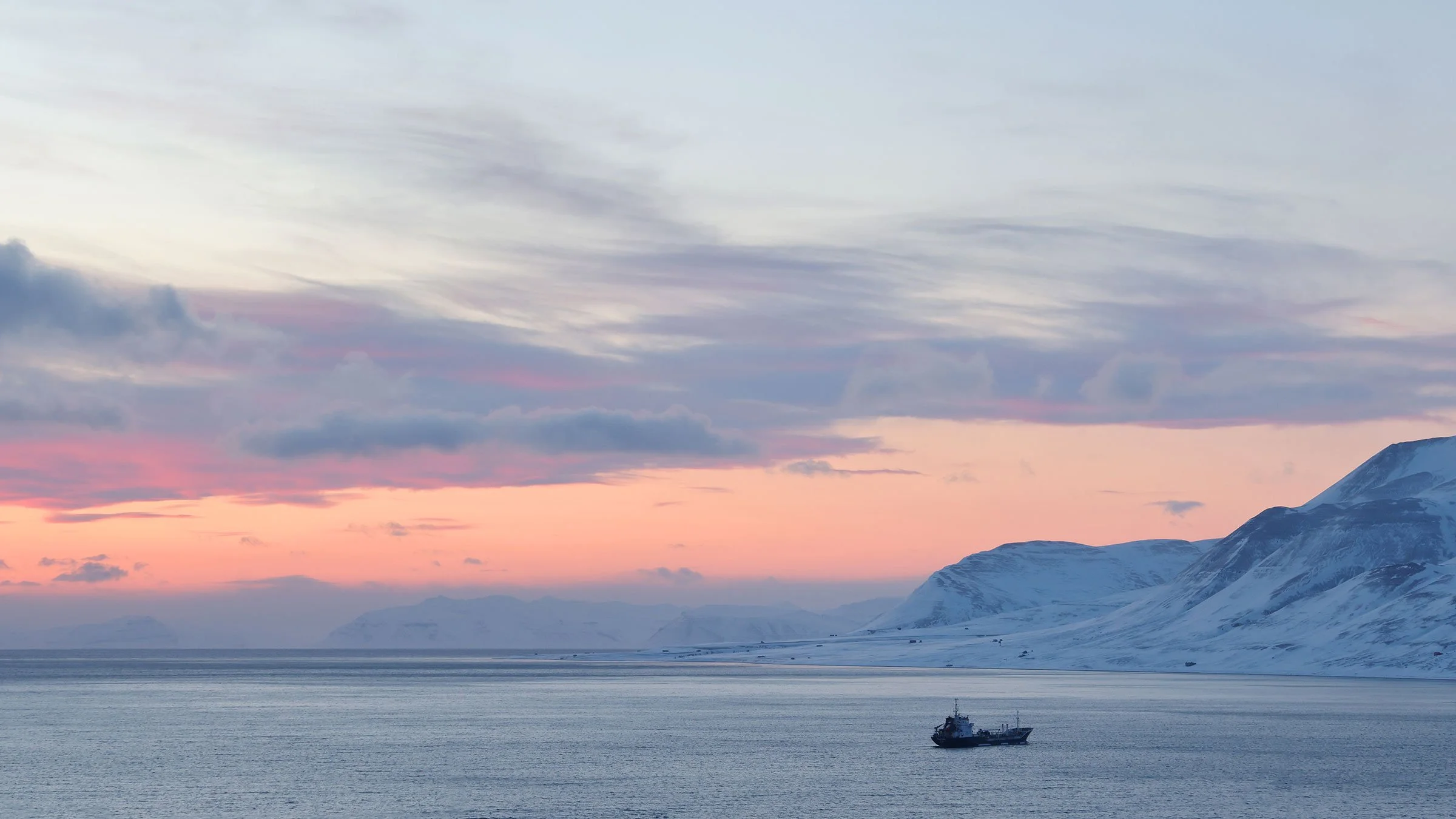 En båt i solnedgången i Adventfjorden, Svalbard