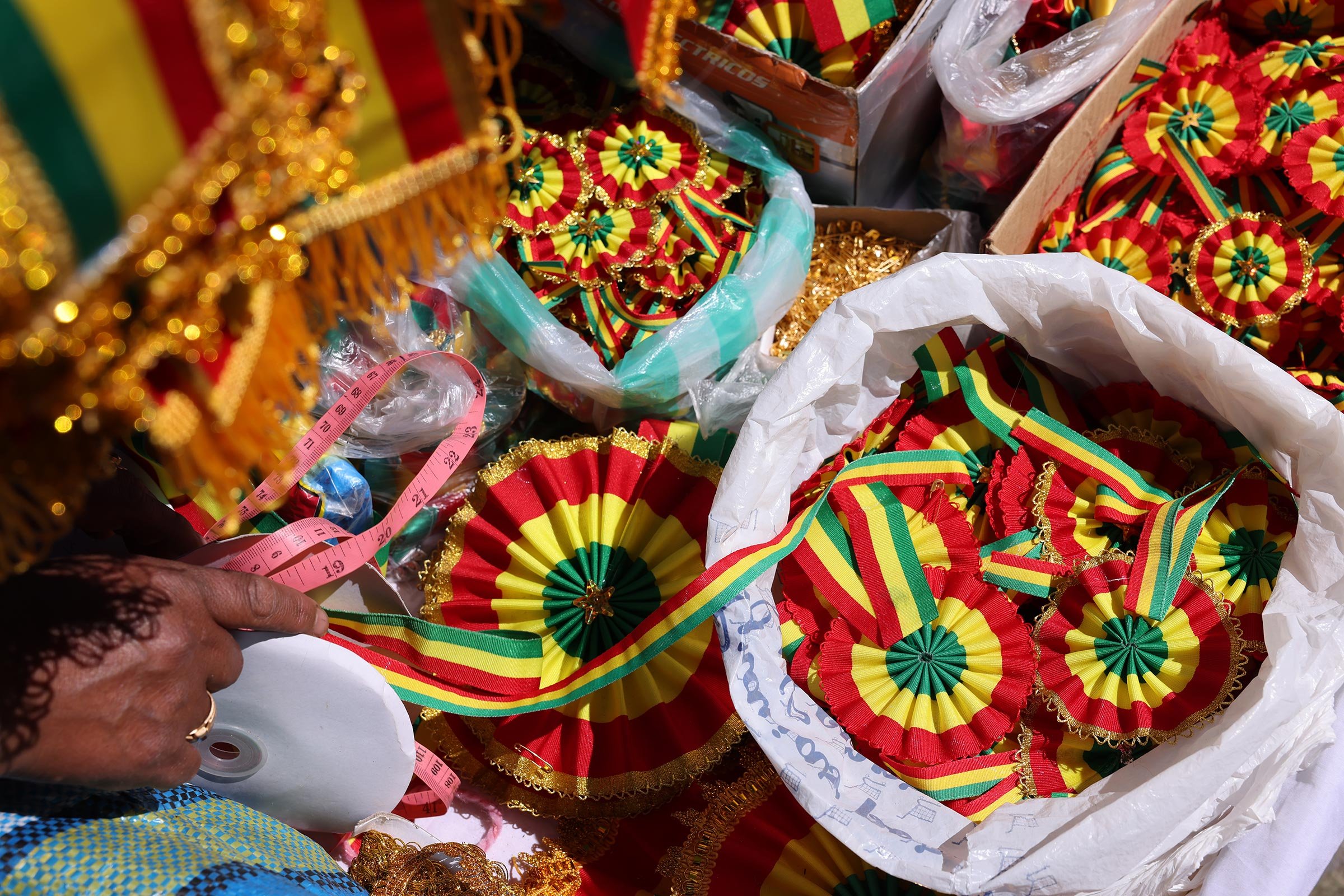 Försäljning av kokarder, dekorativa rosetter, i Bolivias färger rött, gult och grönt på en marknad i La Paz, Bolivia
