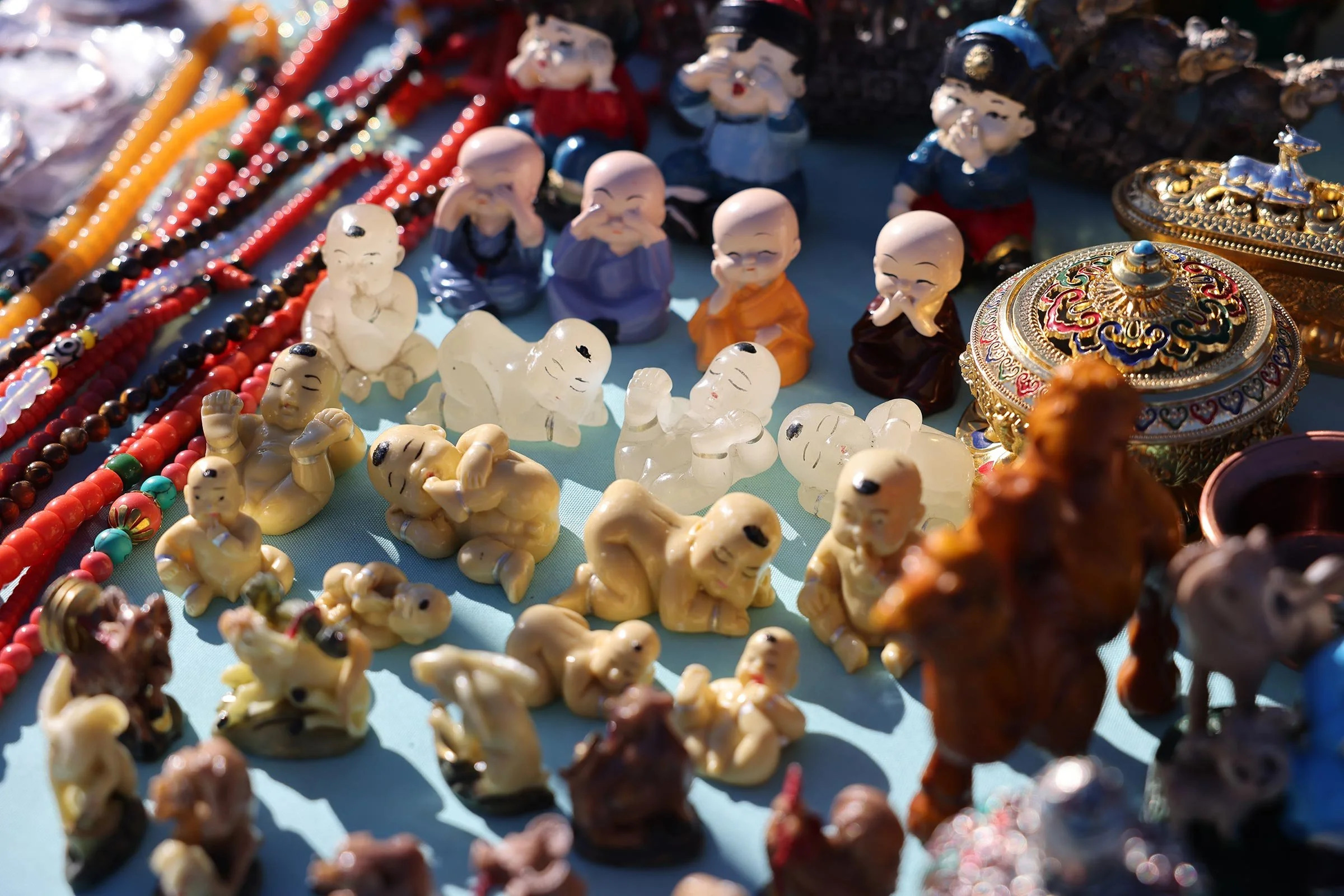 Små Buddha-souvenirer på en marknad i Mongoliet