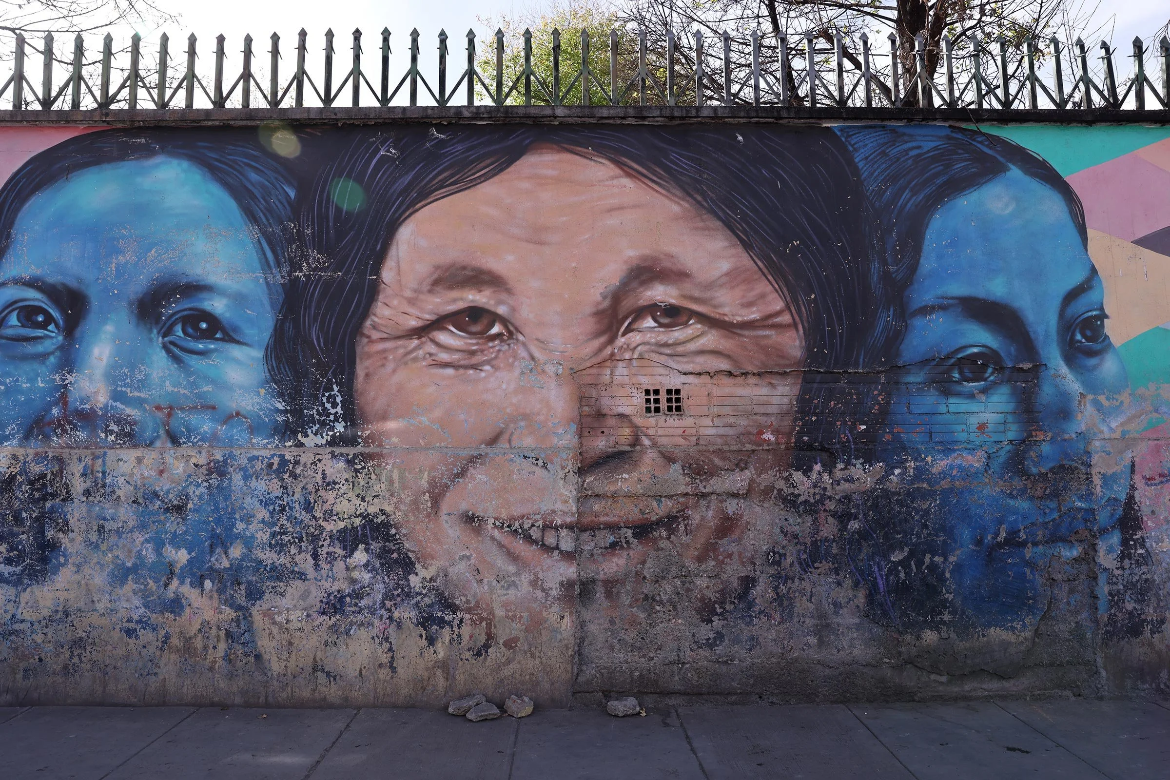 Muralmålning av tre kvinnoansikten i La Paz, Bolivia