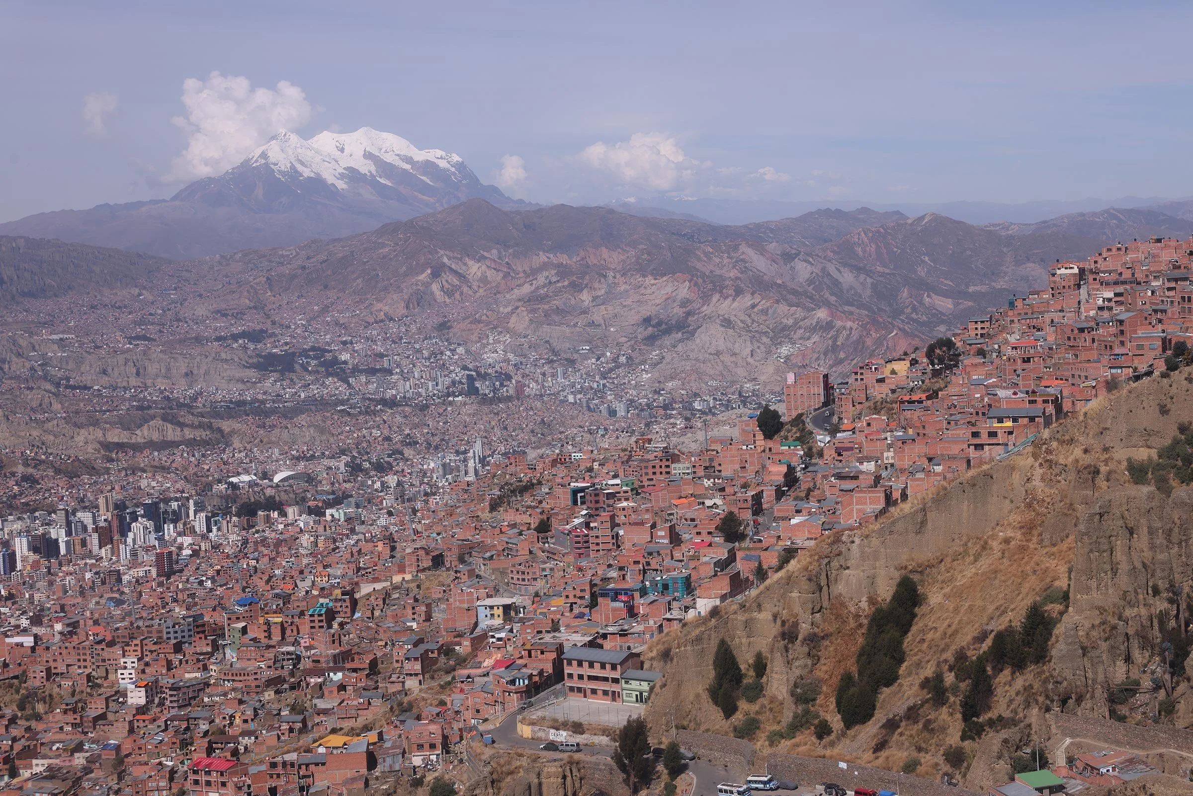 Utsikt över La Paz och berget Illimani från Mi Teleférico, Bolivia