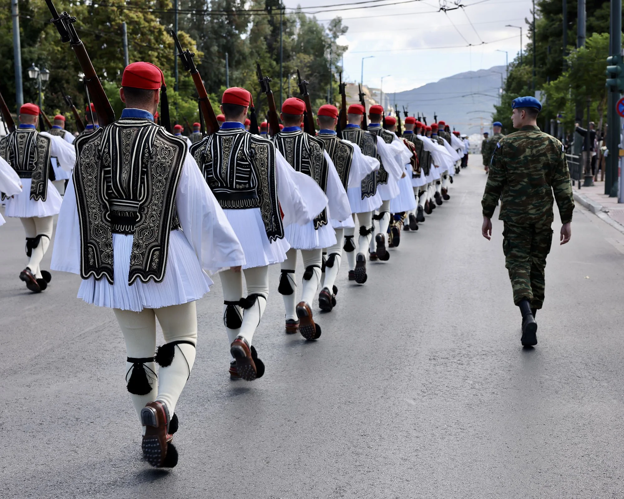 En vaktparad av Evzones, Greklands ceremoniella presidentgarde, i Aten