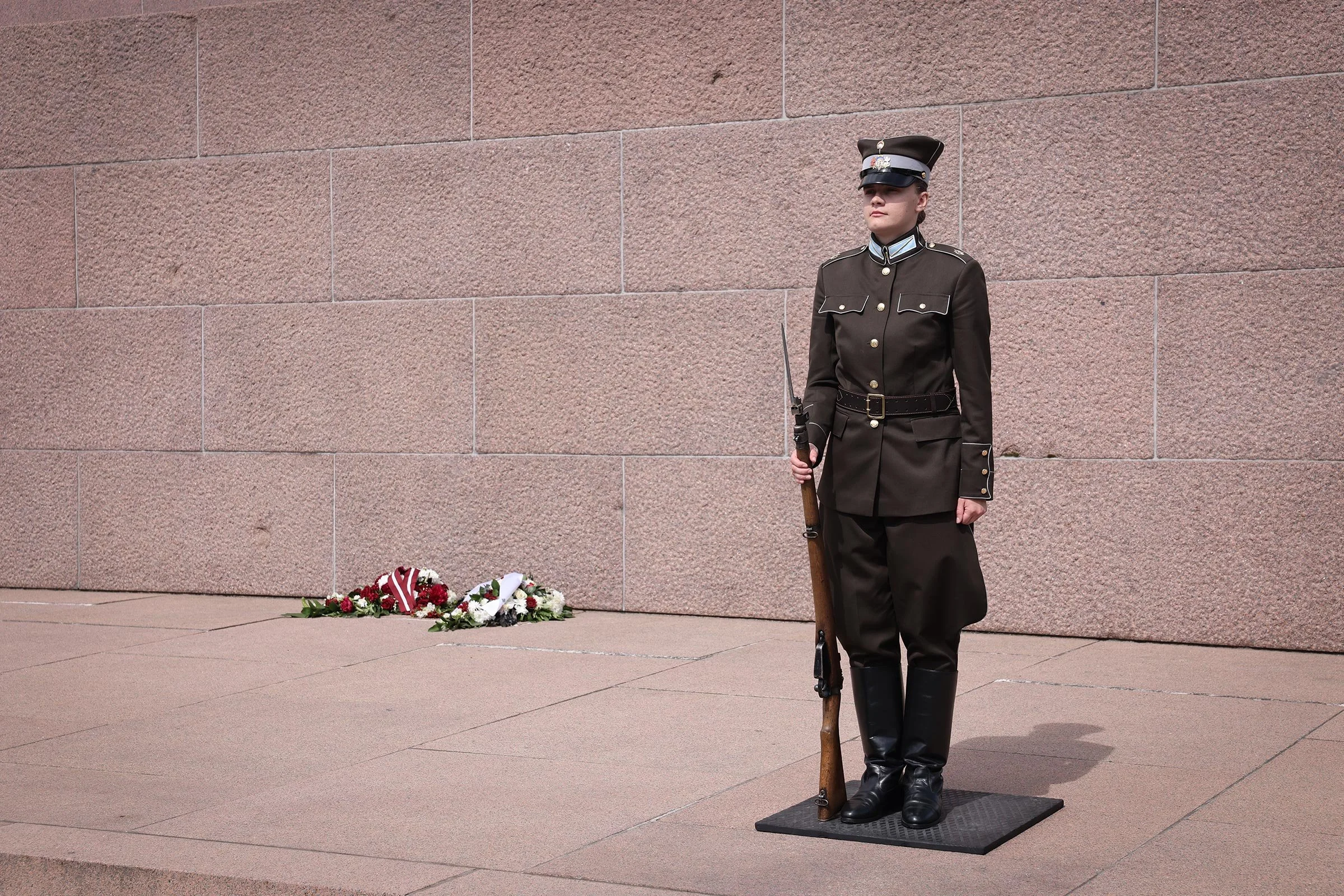 Hedersvakt från den lettiska armén framför Frihetsmonumentet i Riga