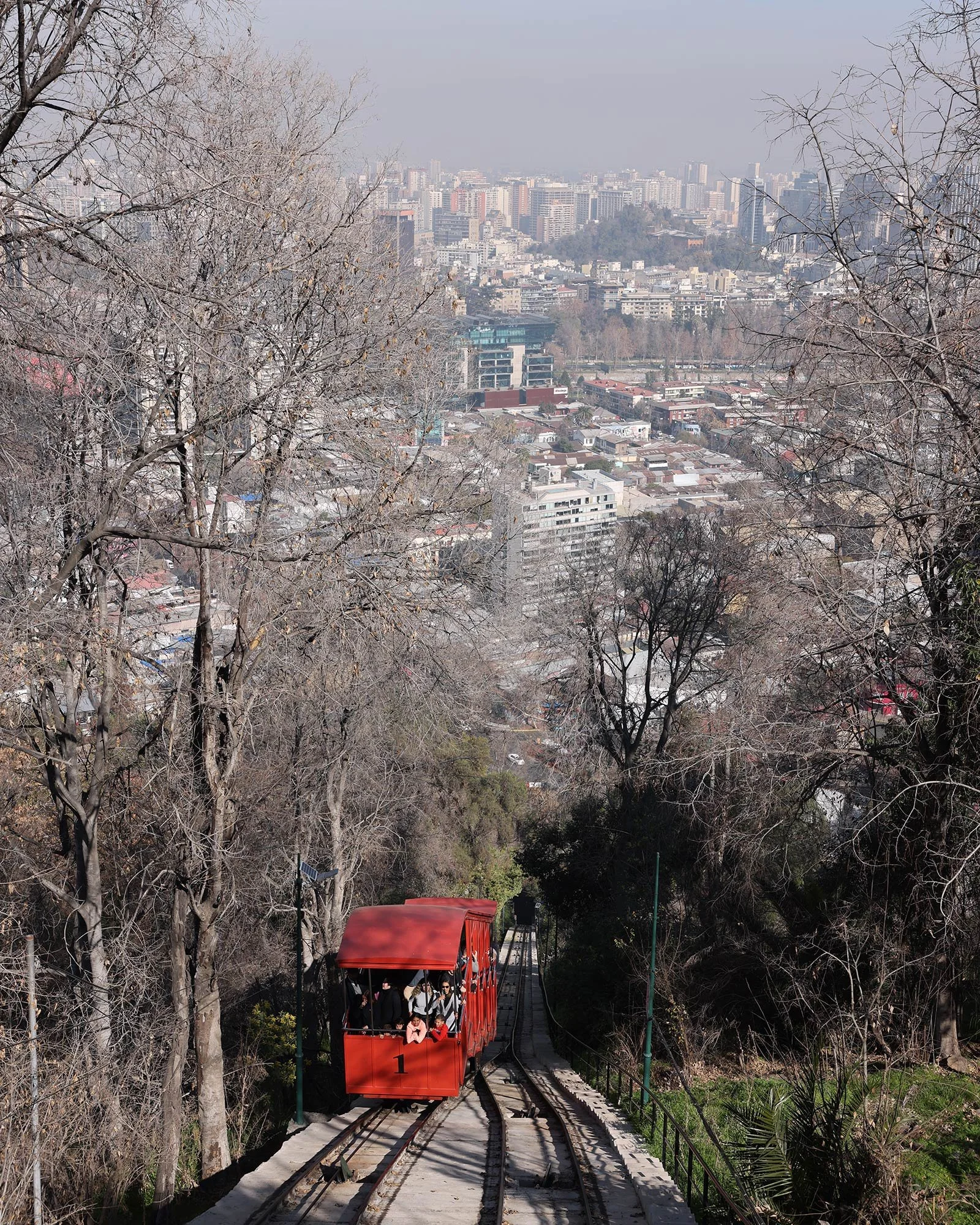 Funicular de Santiago ner från Cerro San Cristobal i Santiago de Chile