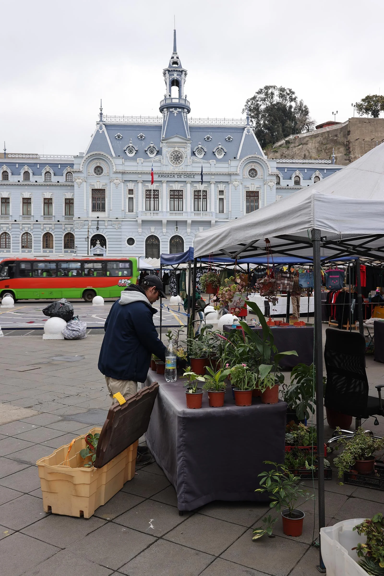  Den blå byggnaden Edificio Armada de Chile och stora torget i Valparaiso, Chile 