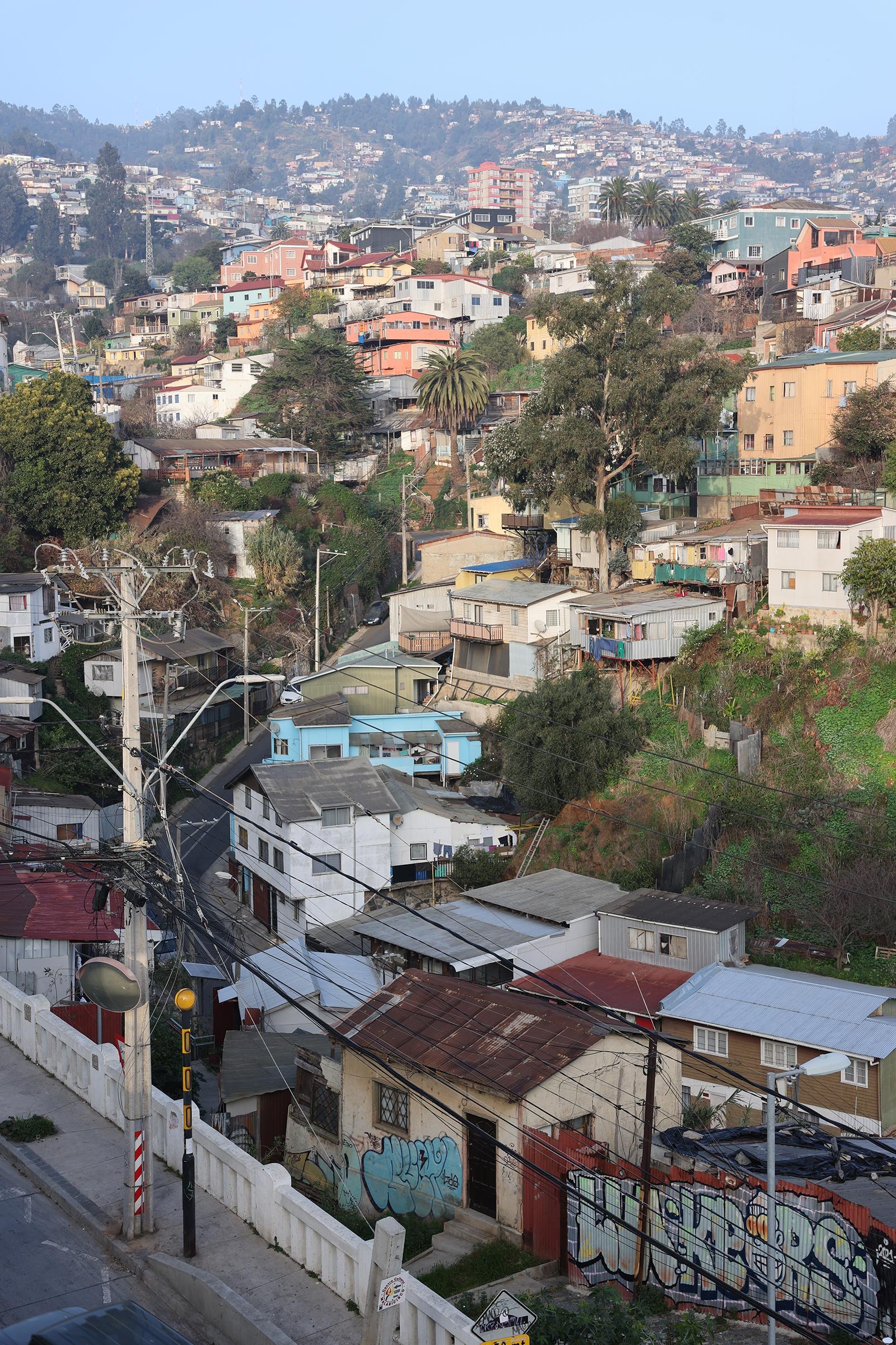  Kullar med färgglada hus i Valparaiso, Chile 