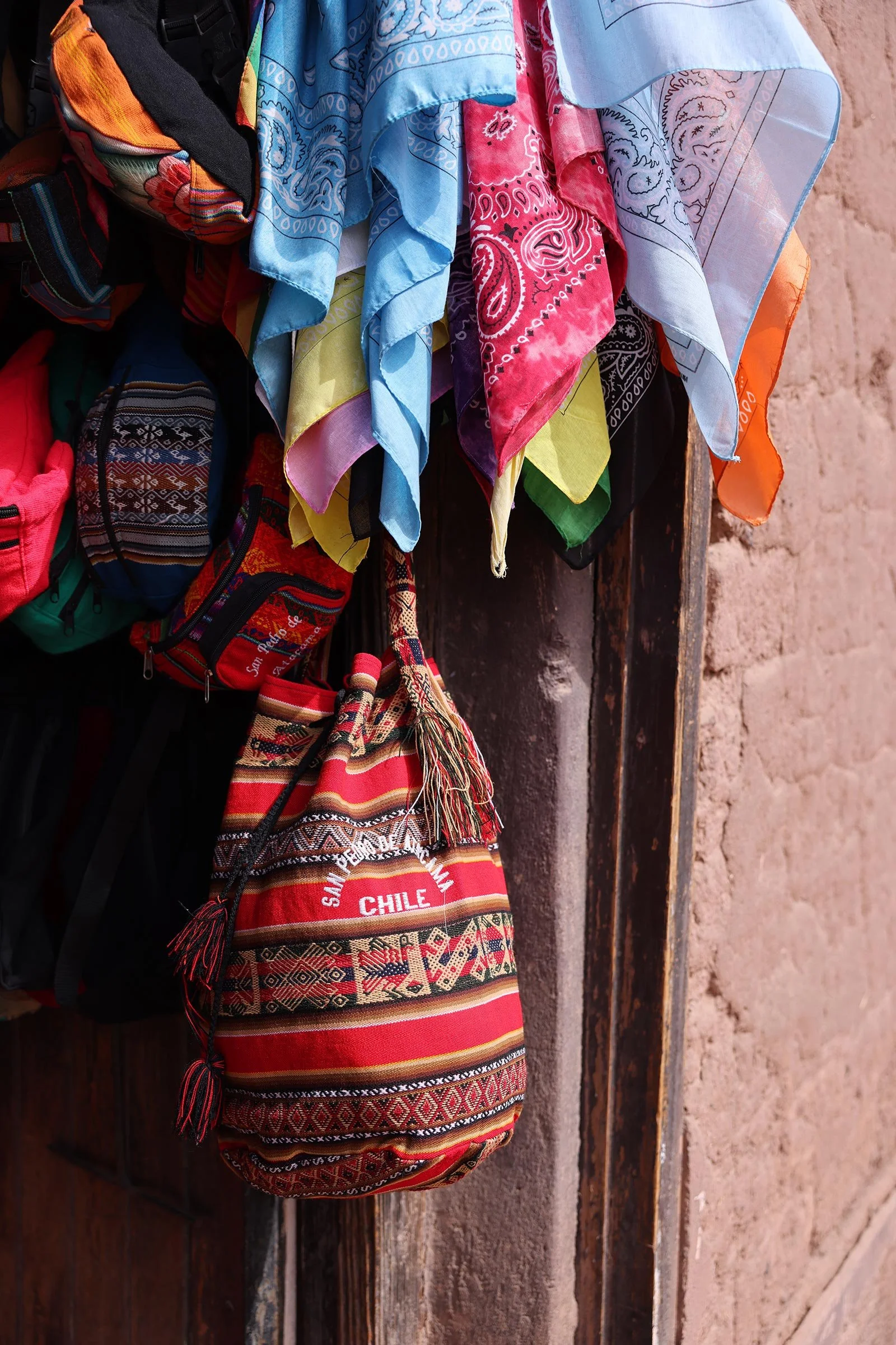  Souvenirer i färgglada textilier från San Pedro de Atacama, Chile 