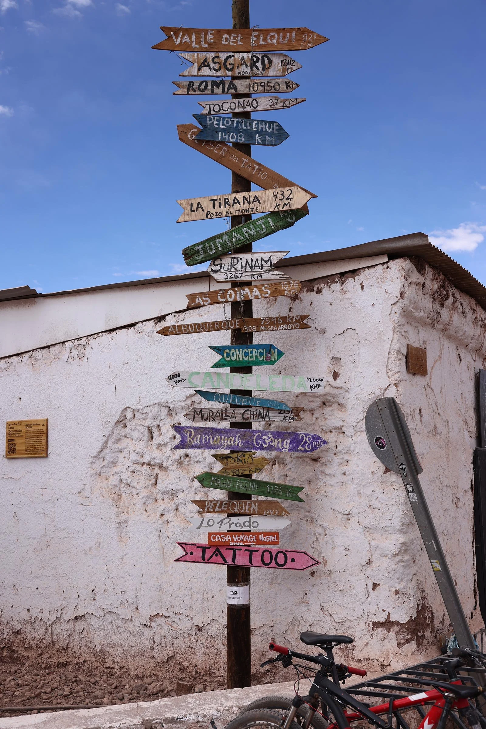  Färgglad vägskylt i San Pedro de Atacama, Chile 