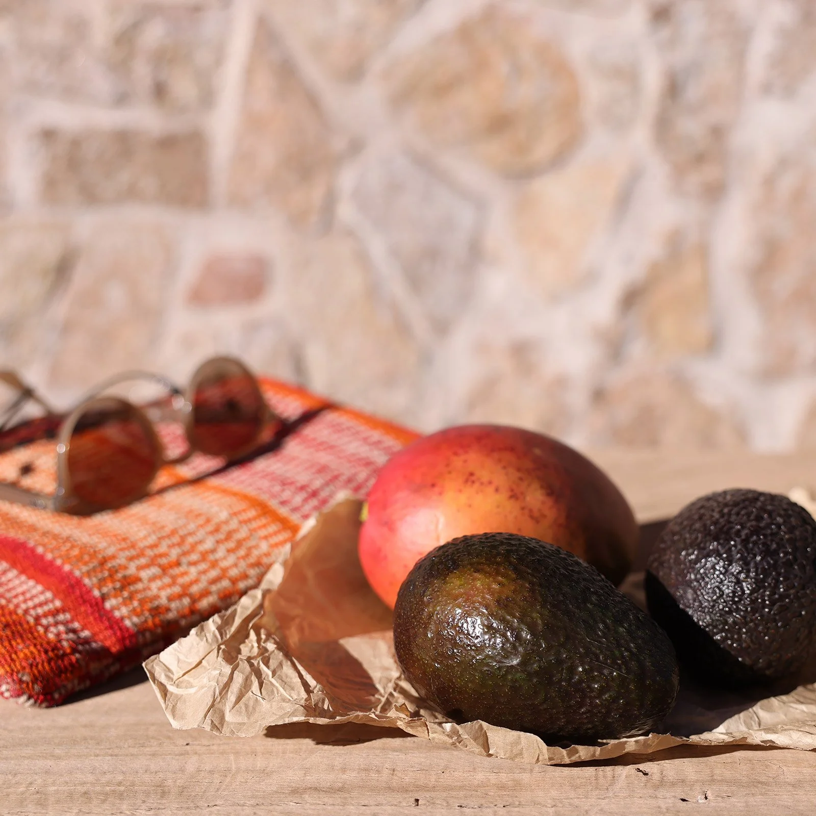 Mango och avokado från marknaden