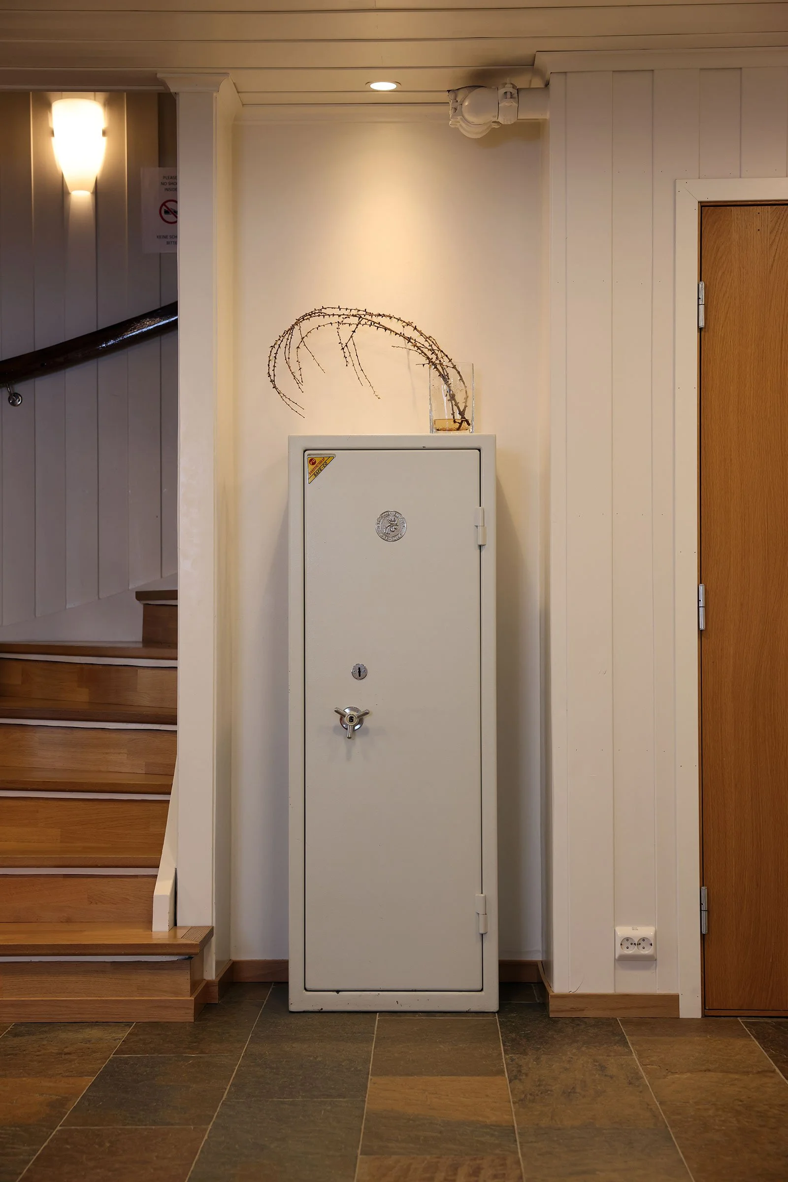 Vapenskåp i entrén