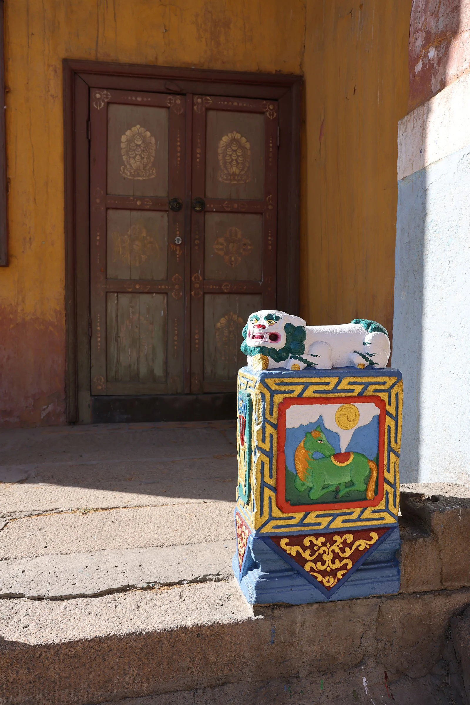  Färgglada detaljer från Gandantegchinlen-klostret, ett buddhistiskt kloster i Ulaanbaatar, Mongoliet 