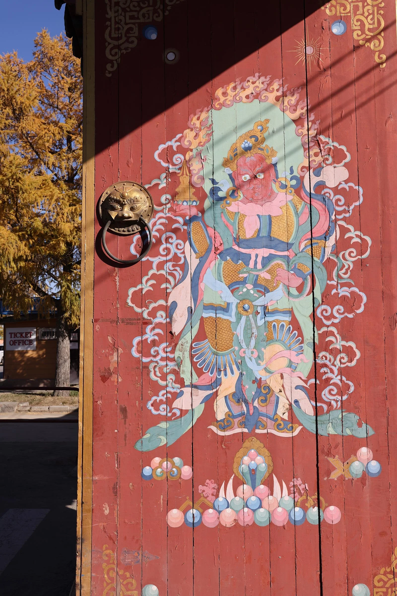  En vackert målad träport vid Gandantegchinlen-klostret, ett buddhistiskt kloster i Ulaanbaatar, Mongoliet 