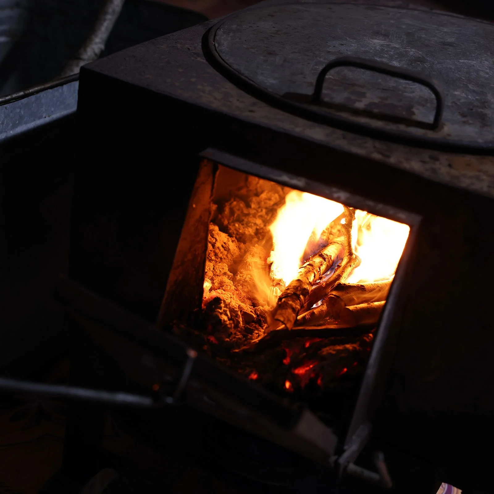  Brinnande eldstad i en traditionell mongolisk ger 