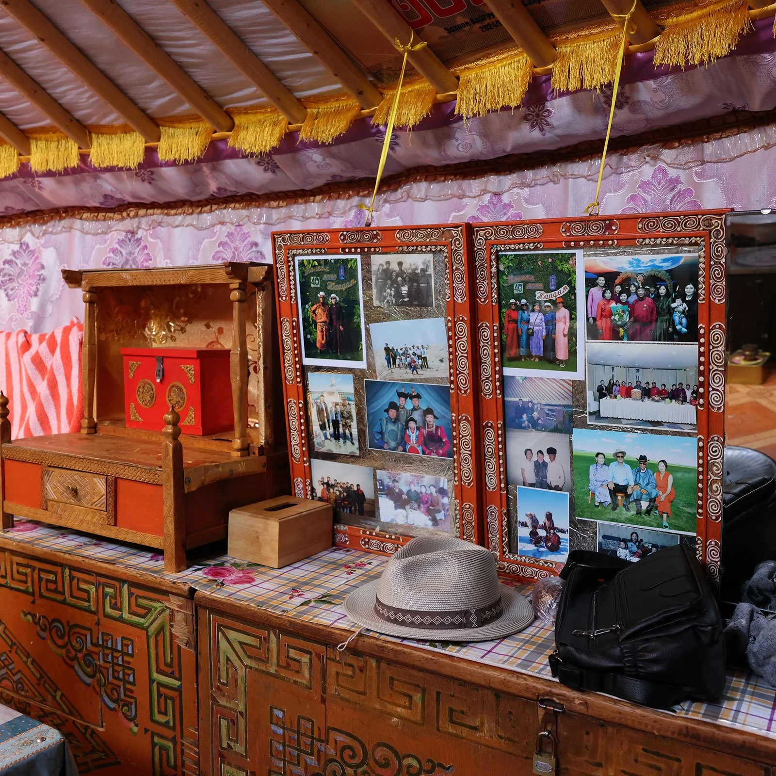  Fotografier, en hatt och mönster inuti en traditionell mongolisk ger 