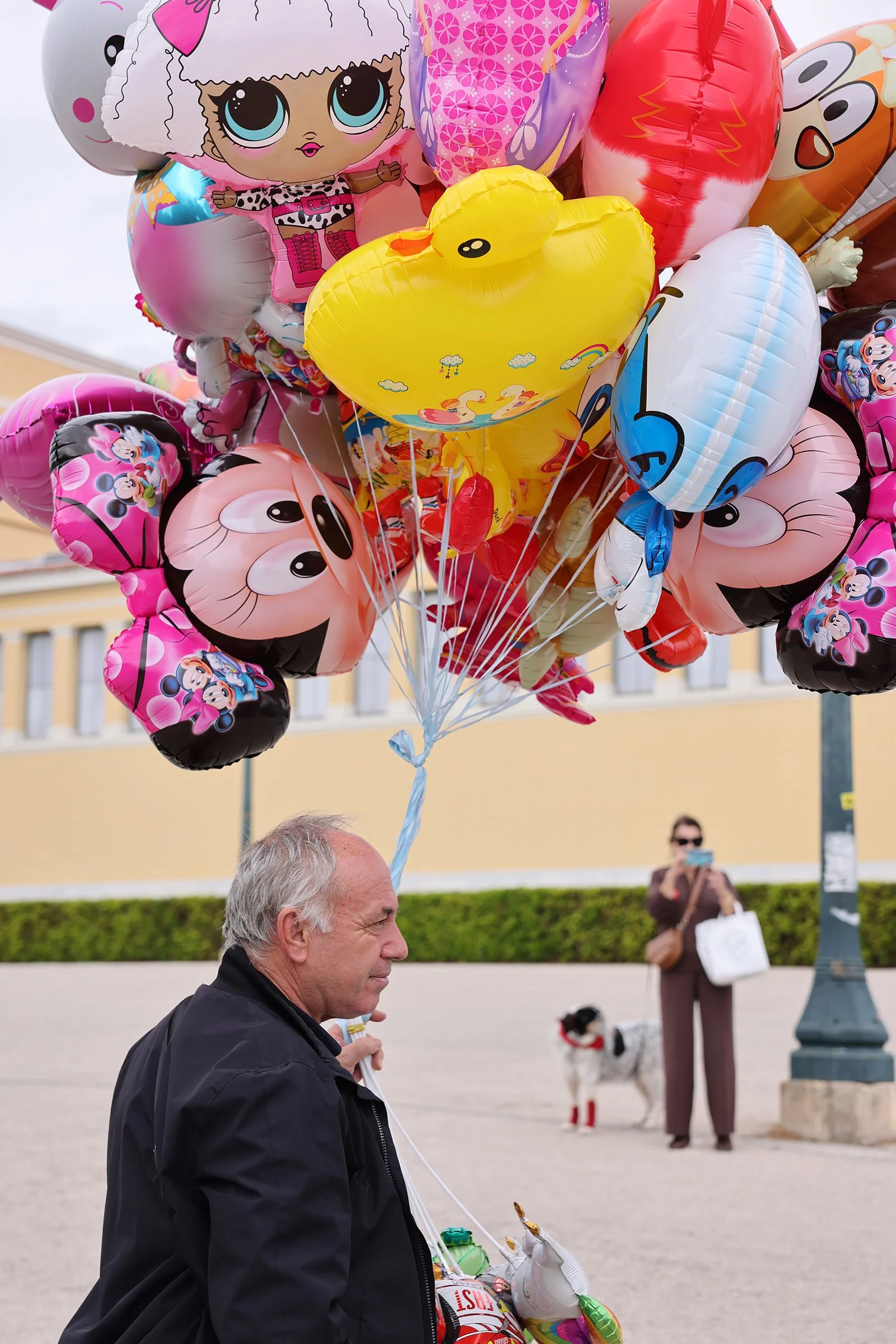  En man som säljer ballonger utanför Zappeion i Aten, Grekland 
