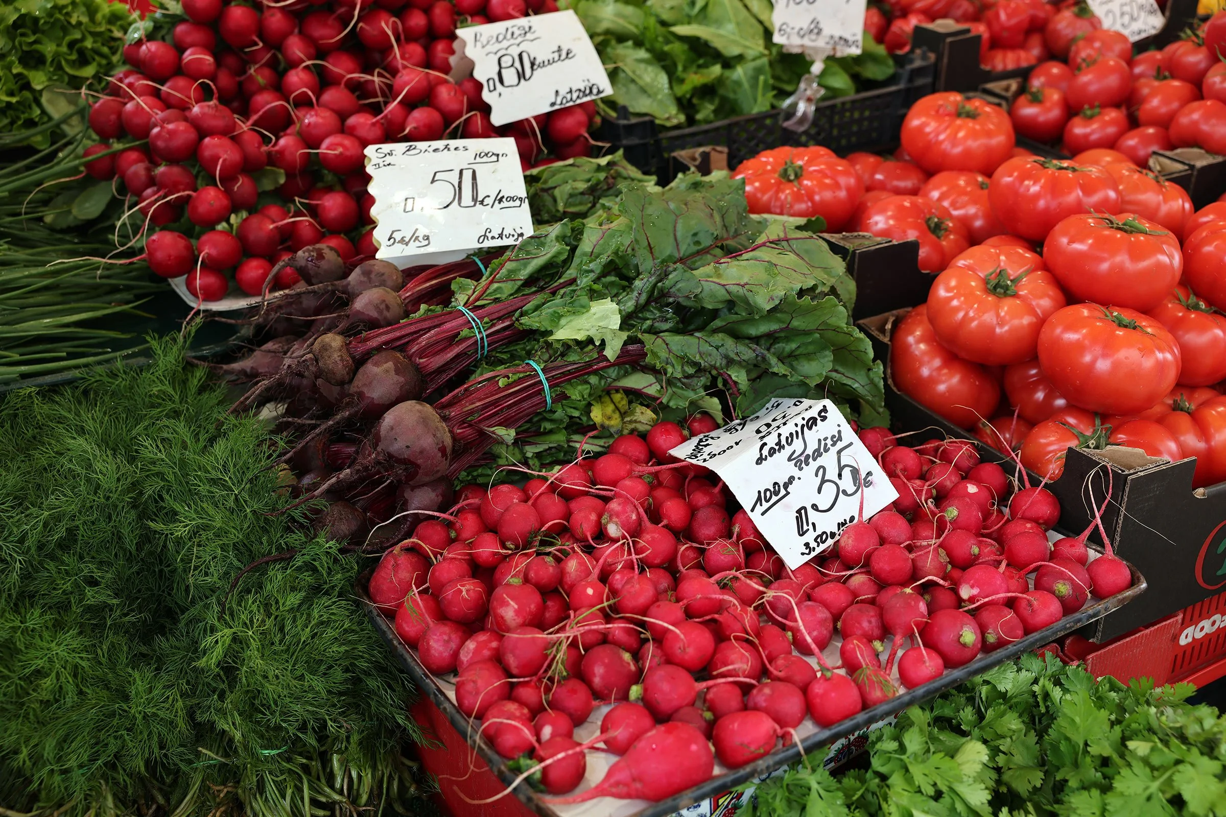 Rädisor, tomater och rödbetor till försäljning på centralmarknaden i Riga