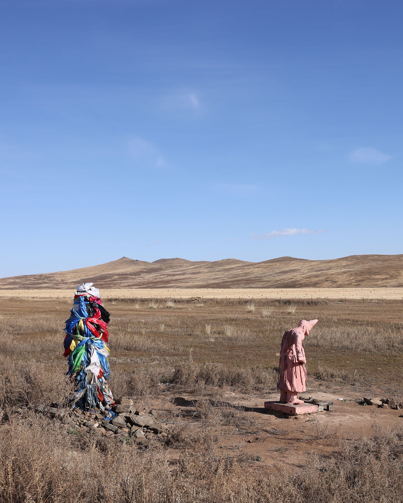 Ovoo, en mongolisk schamanistisk helgedom, ute på stäppen i Mongoliet