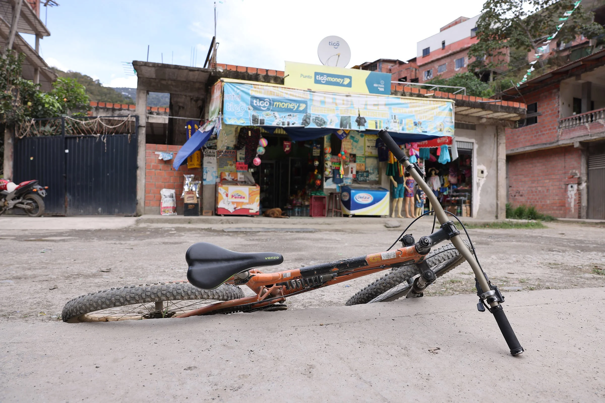 En mountainbike och en kiosk i det lilla samhället Punte Elena, Bolivia