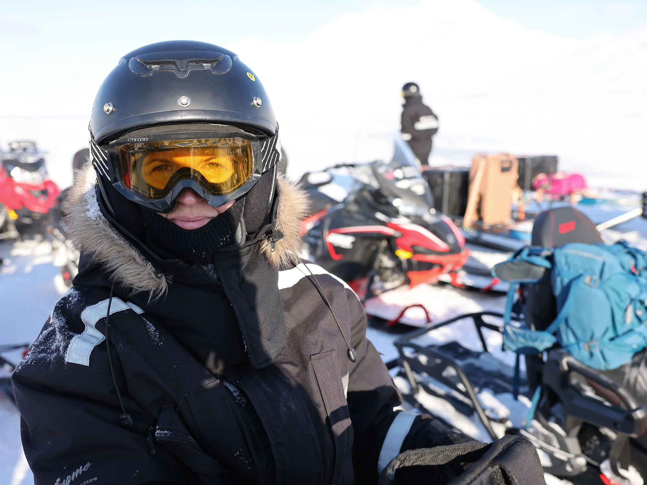 På snöskotertur i hjälm och varma kläder, Svalbard