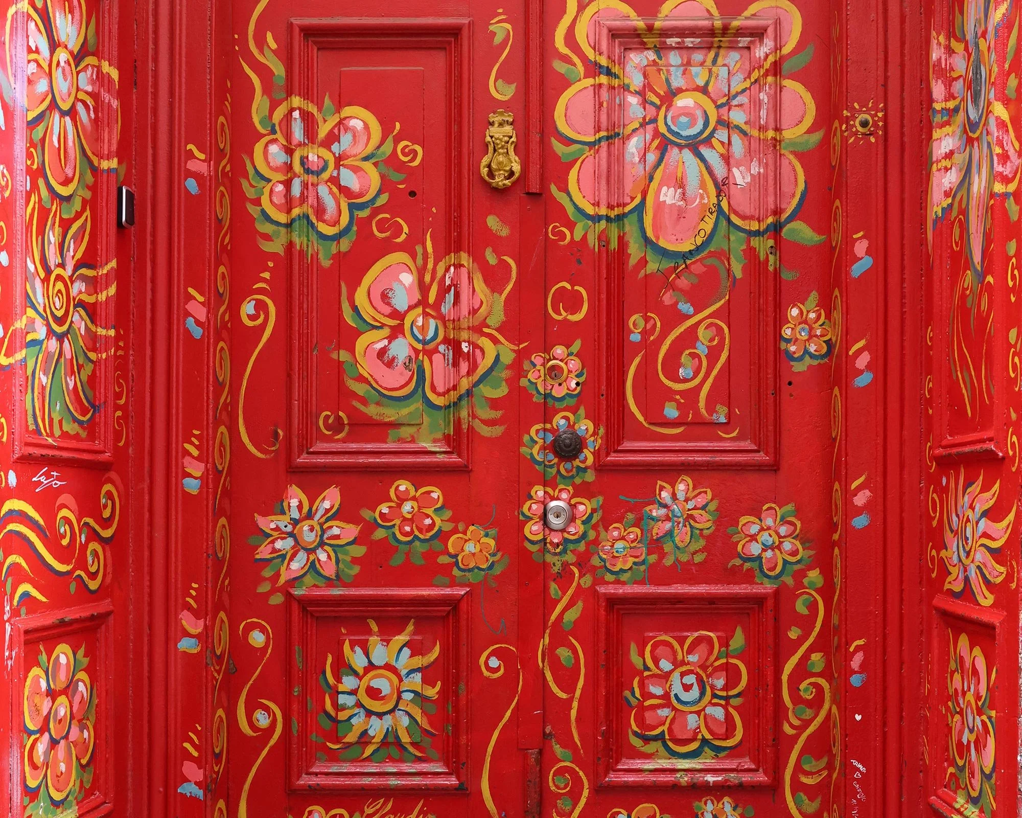 Röd dörr med mönster av blommor i Valparaiso, Chile