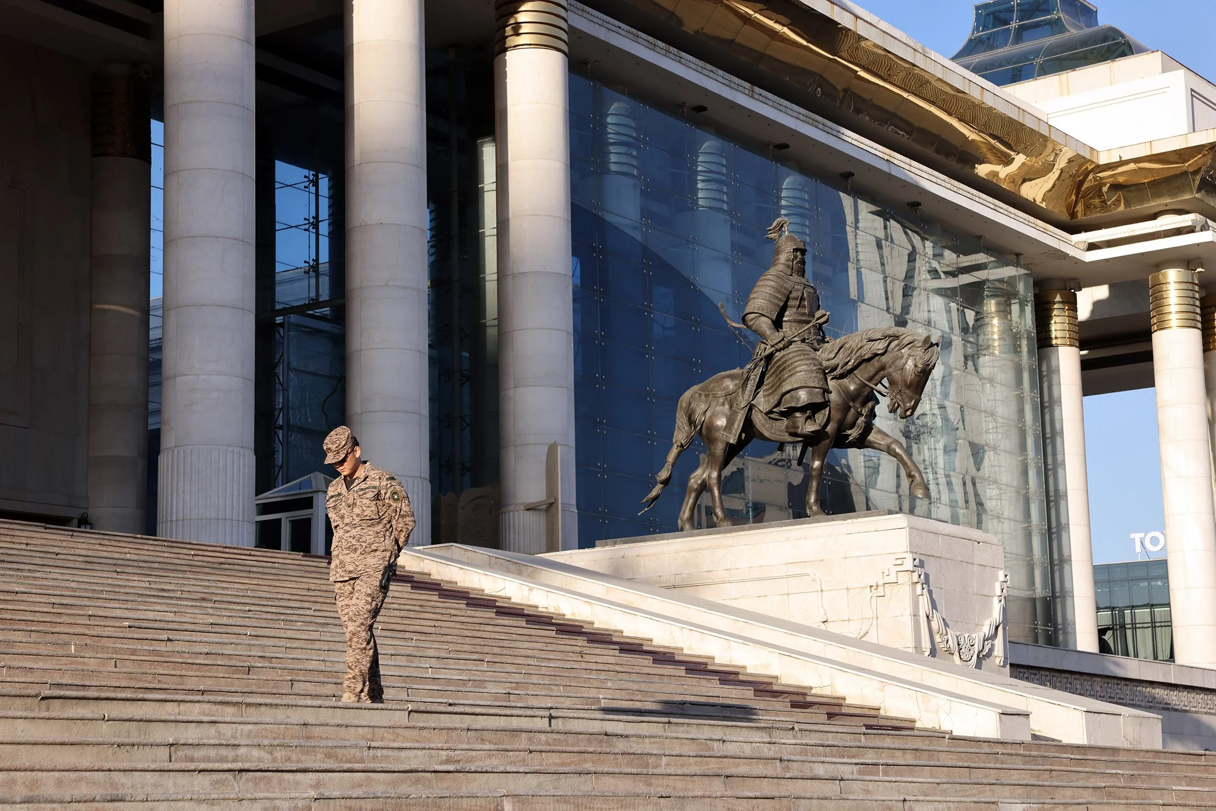 En ensam vakt i trappan framför regeringspalatset i Ulaanbaatar, Mongoliet