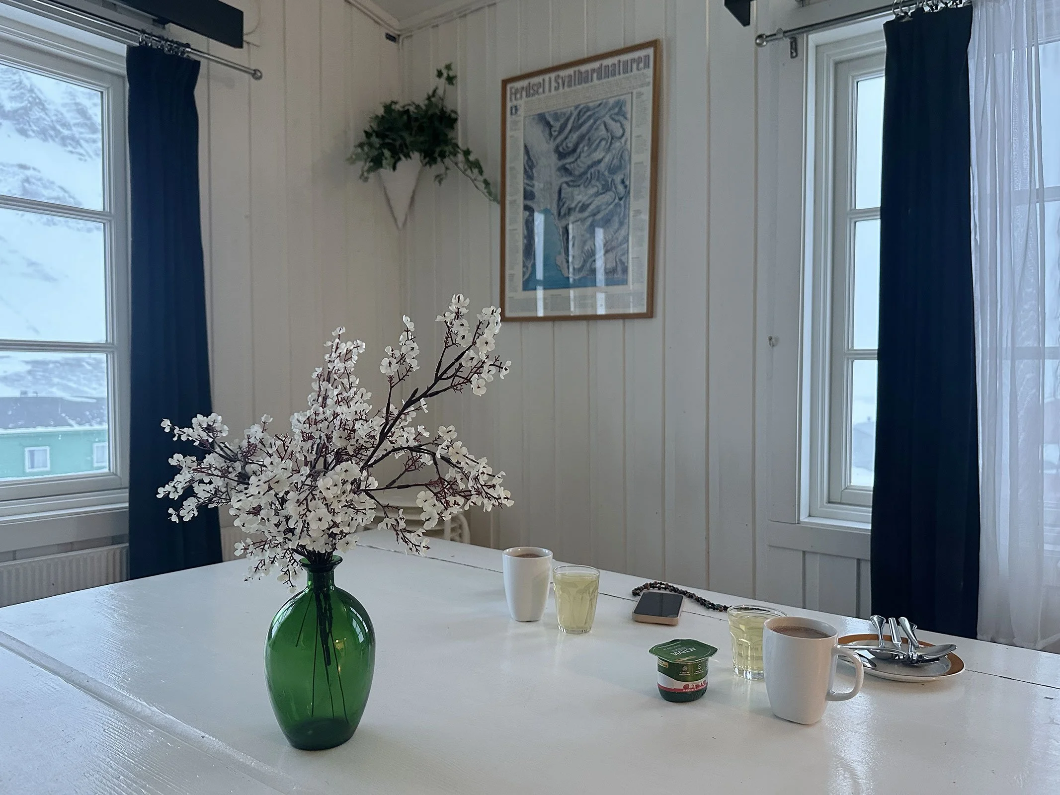 Kaffekoppar på köksbordet på Gjestehuset 102, Longyearbyen