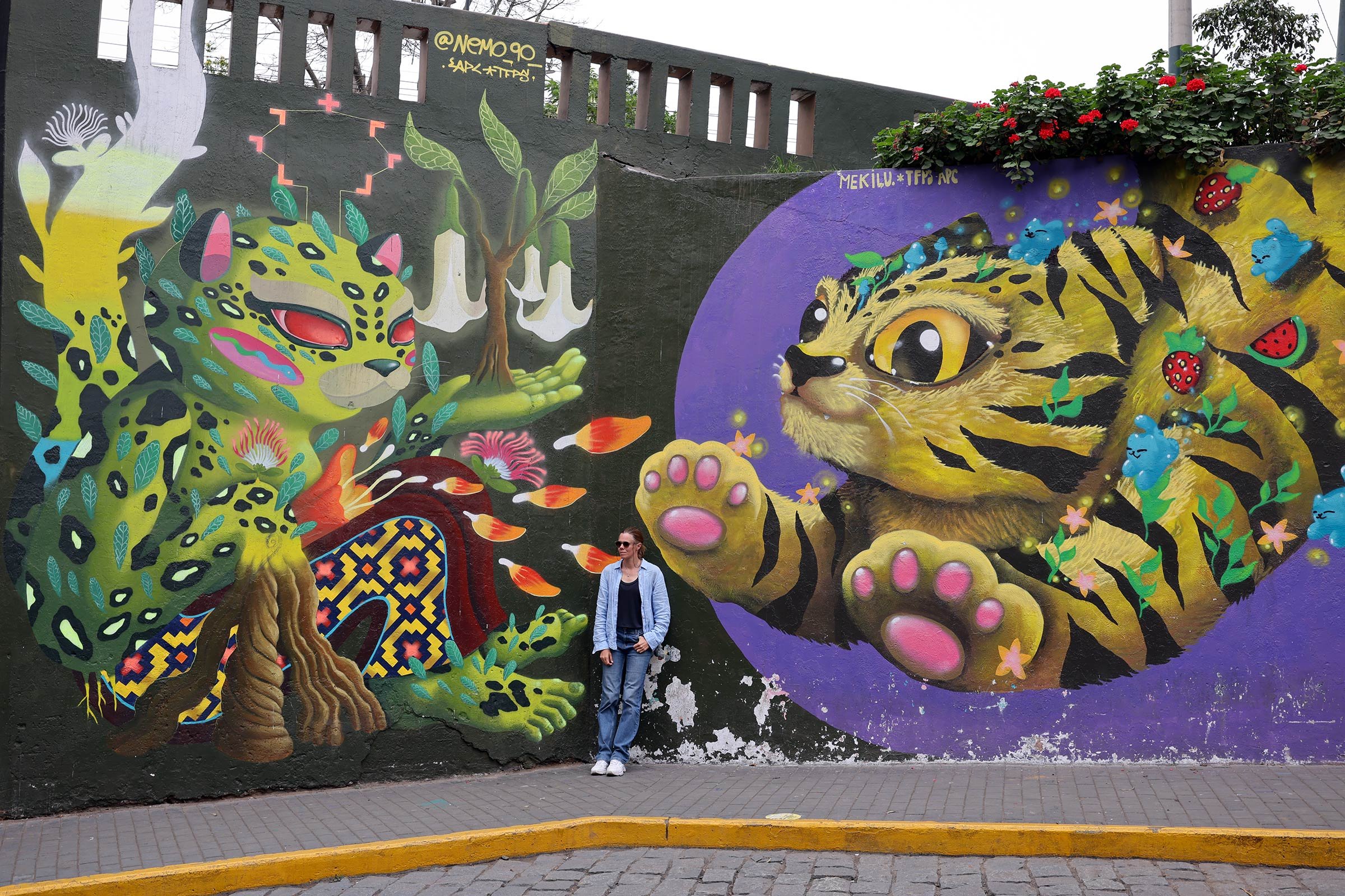 Streetart i form av färgglada katter i Barranco, Lima, Peru