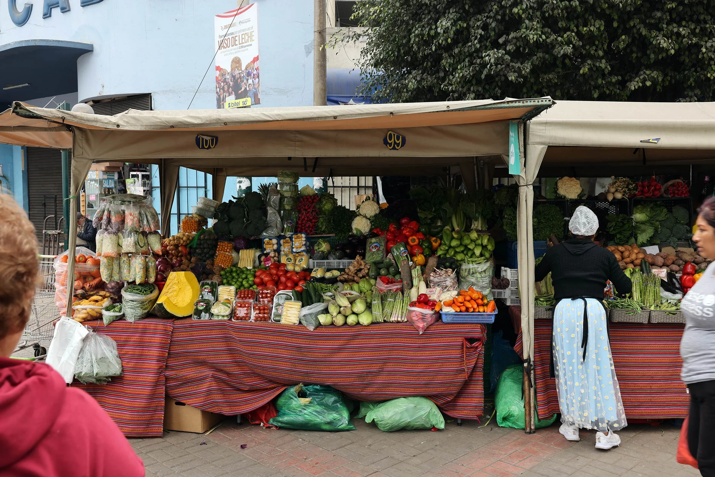 Färska grönsaker i ett stånd på marknaden Mercado No 1 de Surquillo i Lima, Peru