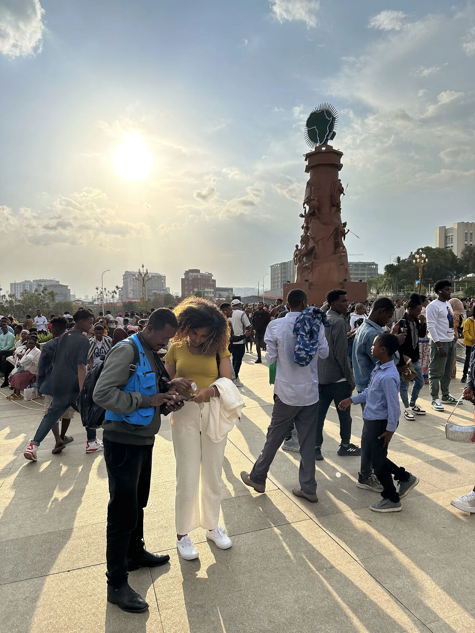 Eftermiddagsljus och folkliv vid Adwa Victory Memorial, Addis Abeba, Etiopien