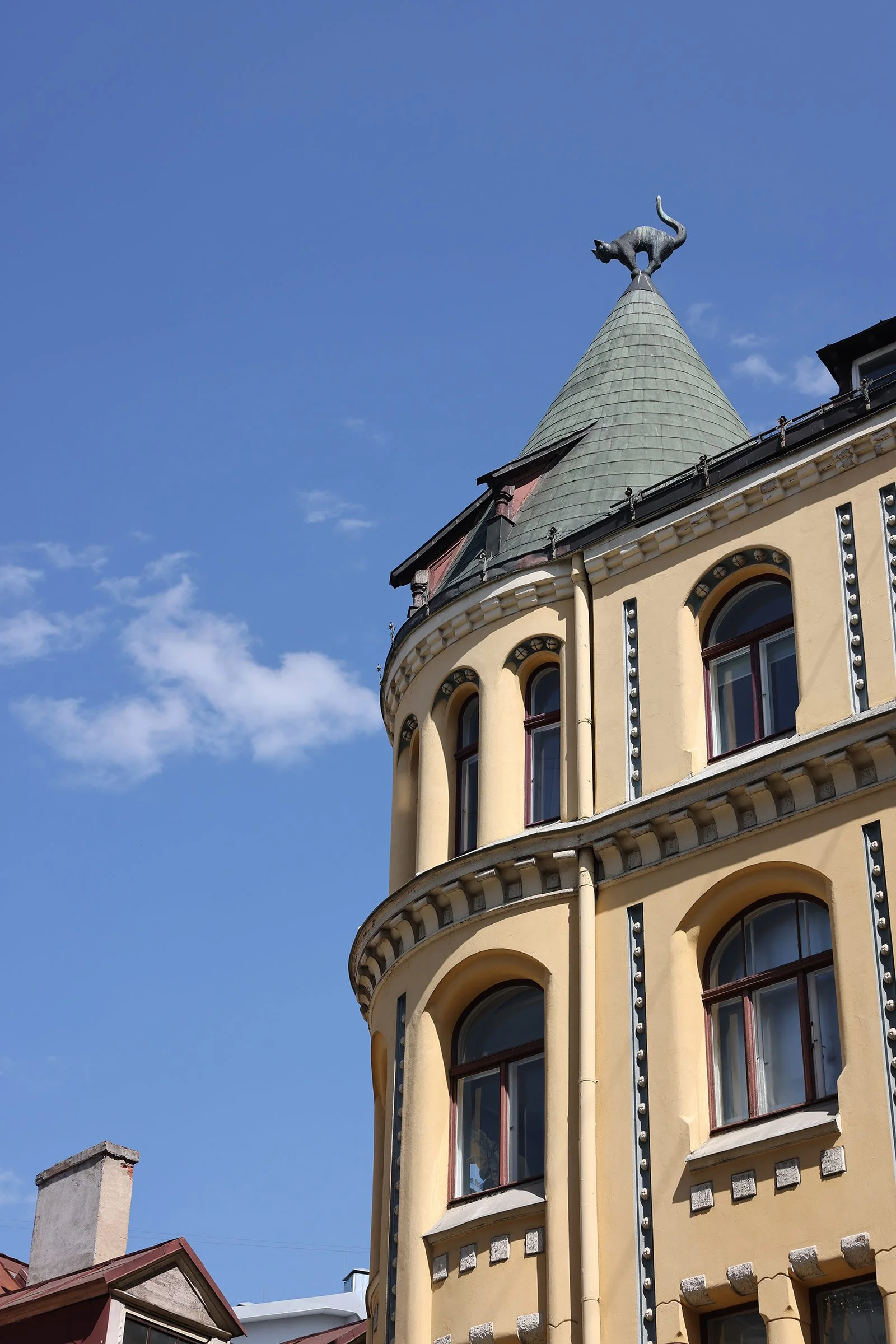 Katthuset i Riga, med en skulptur av en katt på toppen av ett torn